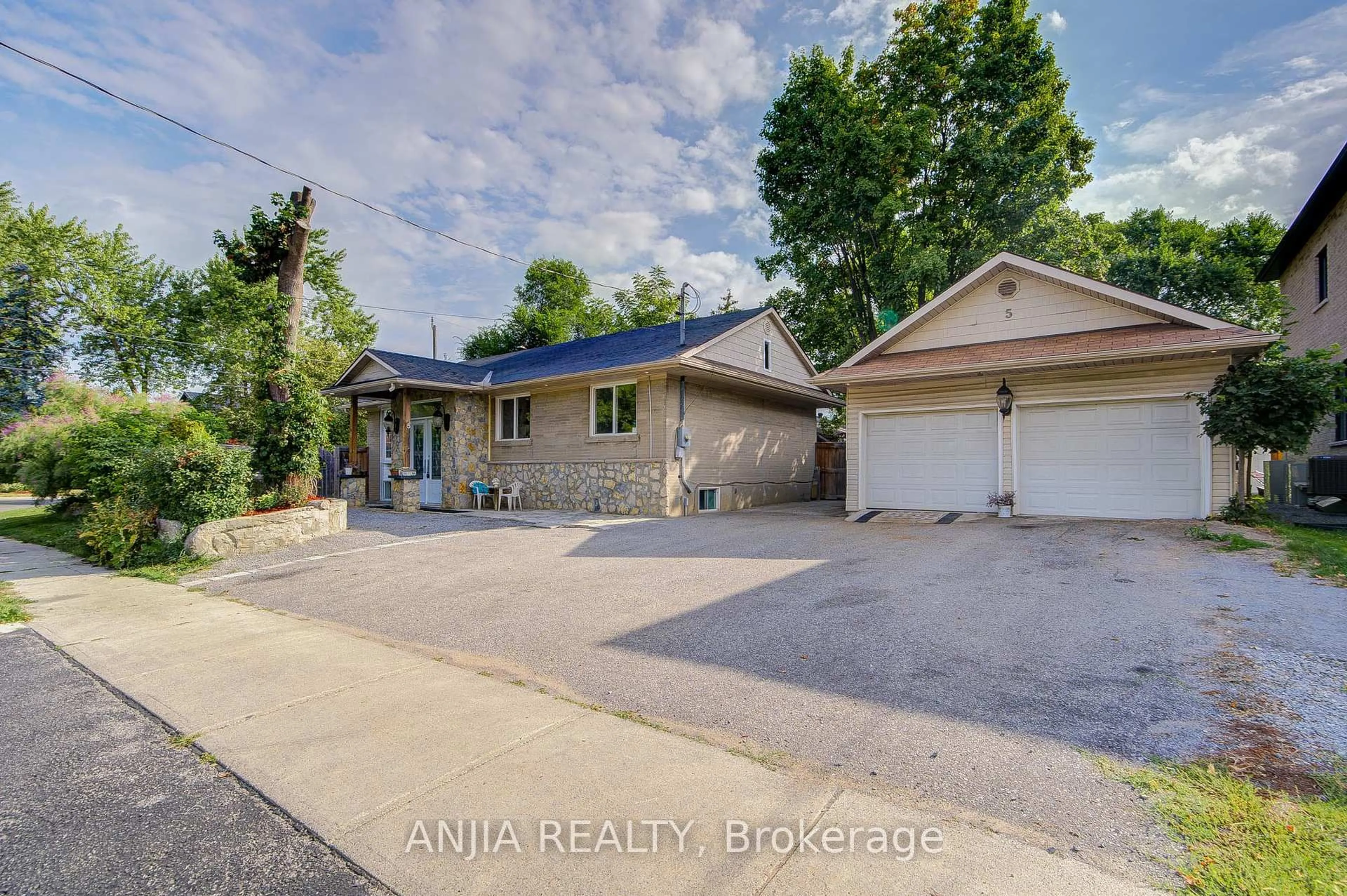 A pic from outside/outdoor area/front of a property/back of a property/a pic from drone, street for 5 Beaverton Rd, Richmond Hill Ontario L4C 2H5