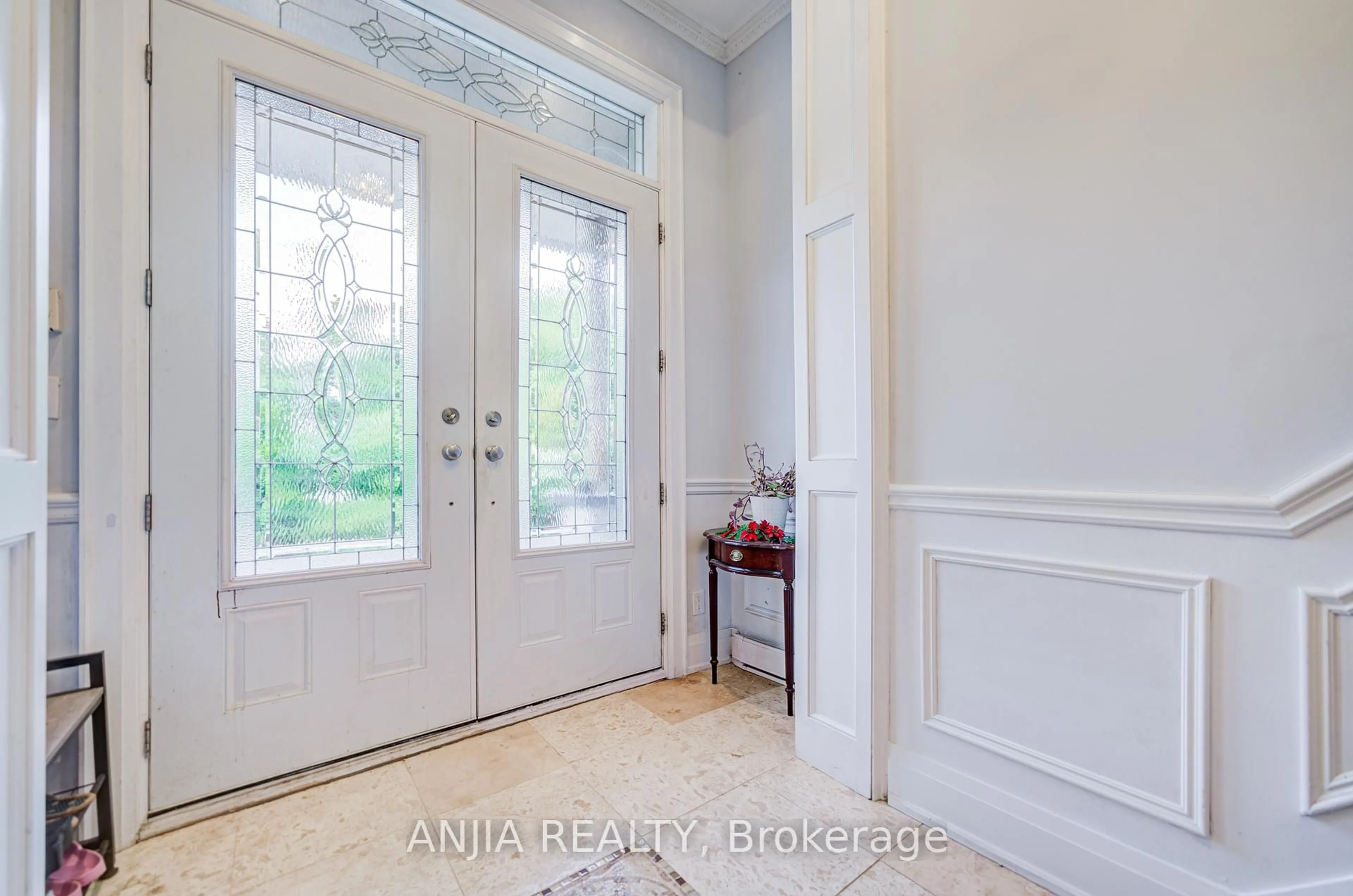 Indoor entryway for 5 Beaverton Rd, Richmond Hill Ontario L4C 2H5
