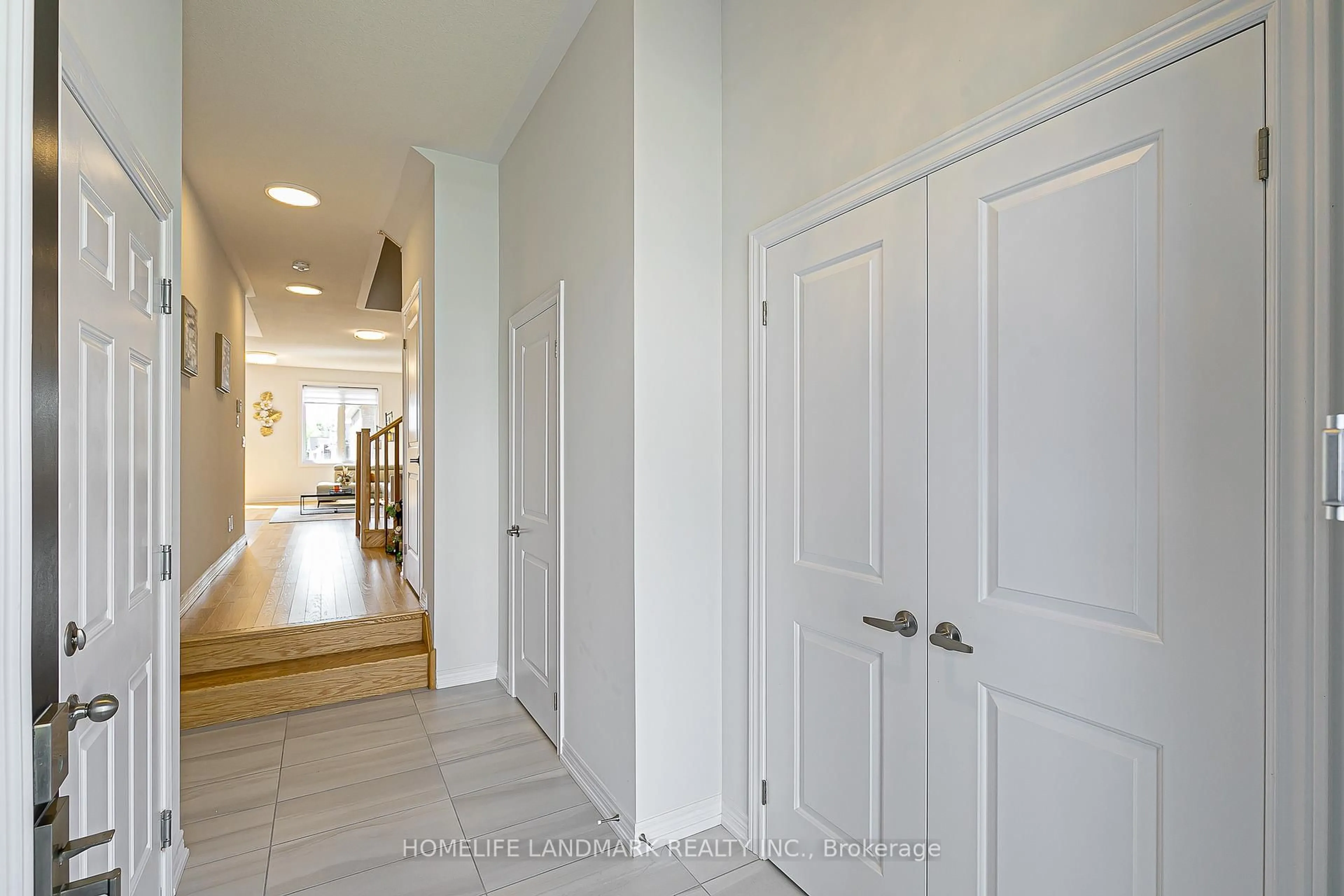 Indoor entryway for 135 Lageer Dr, Whitchurch-Stouffville Ontario L4A 4V2