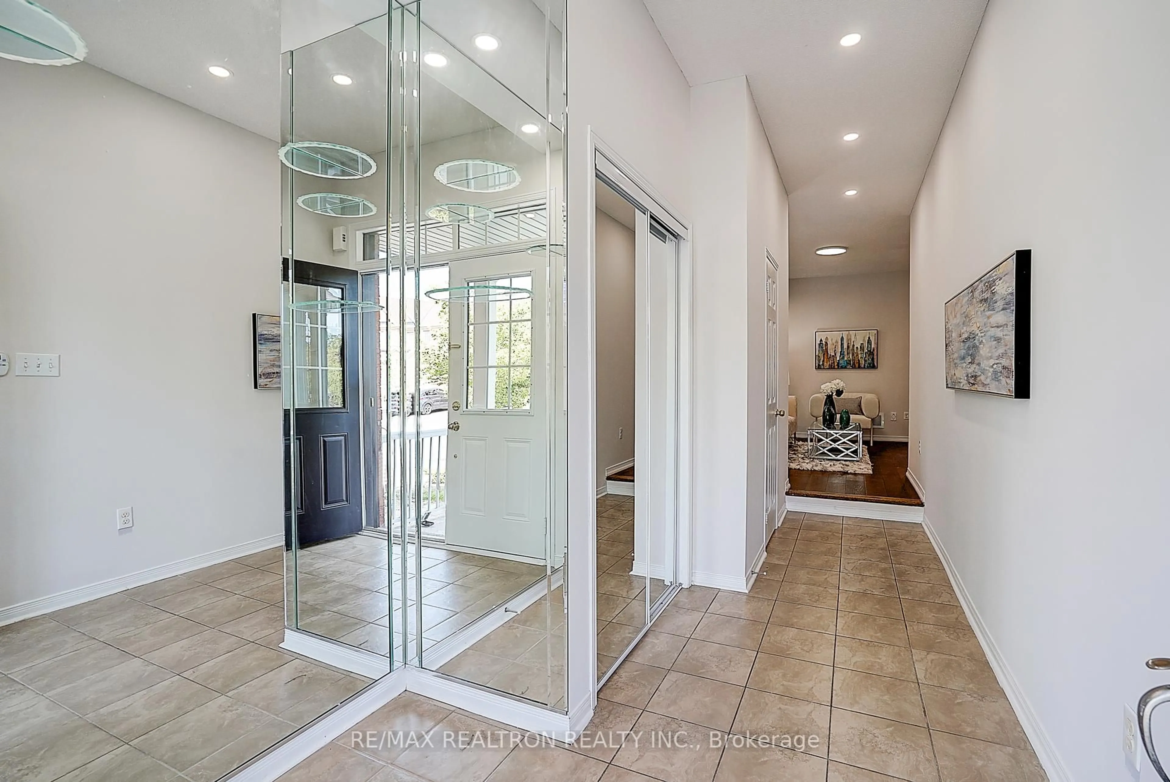 Indoor entryway for 30 Big Hill Cres, Vaughan Ontario L6A 4S1