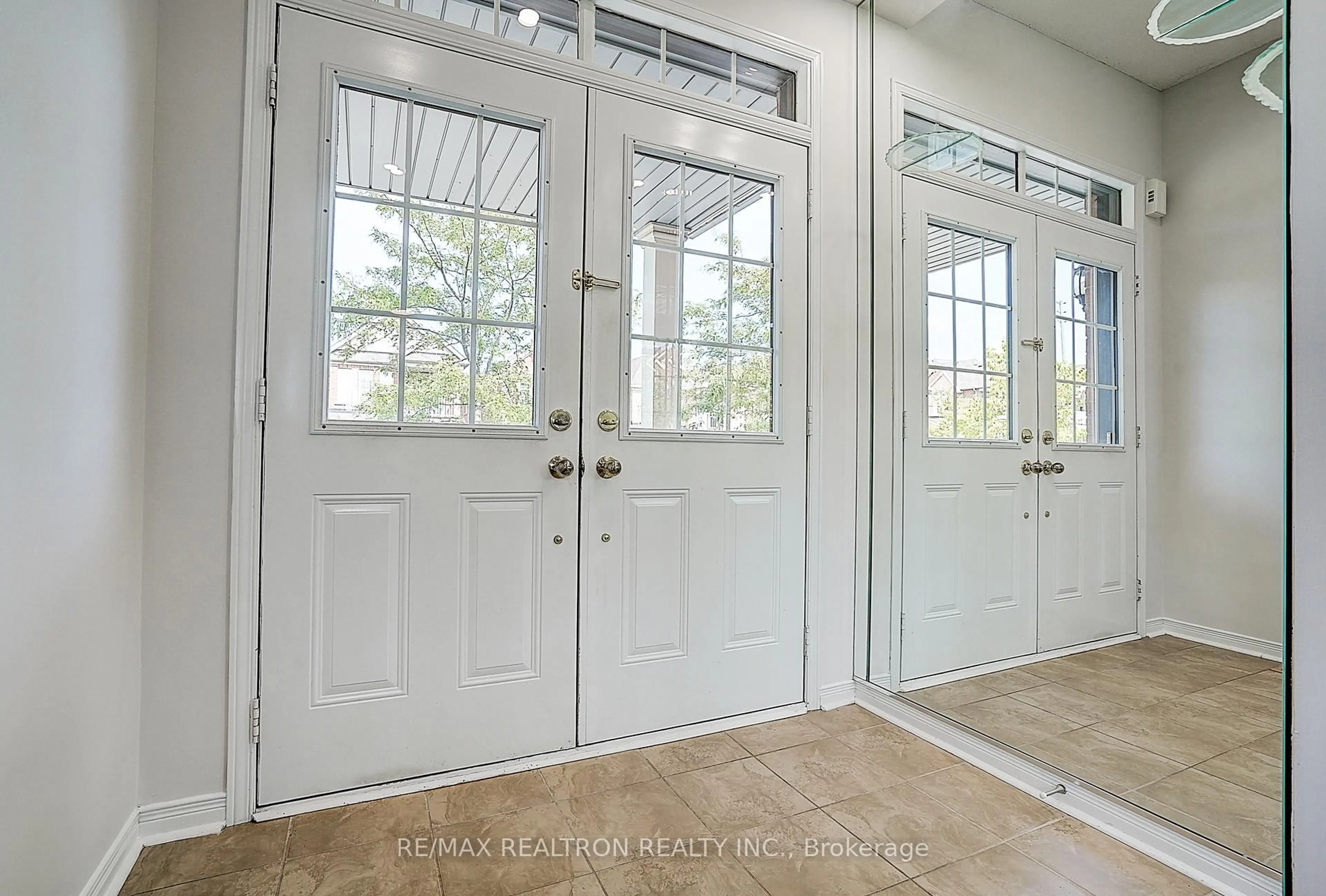 Indoor entryway for 30 Big Hill Cres, Vaughan Ontario L6A 4S1