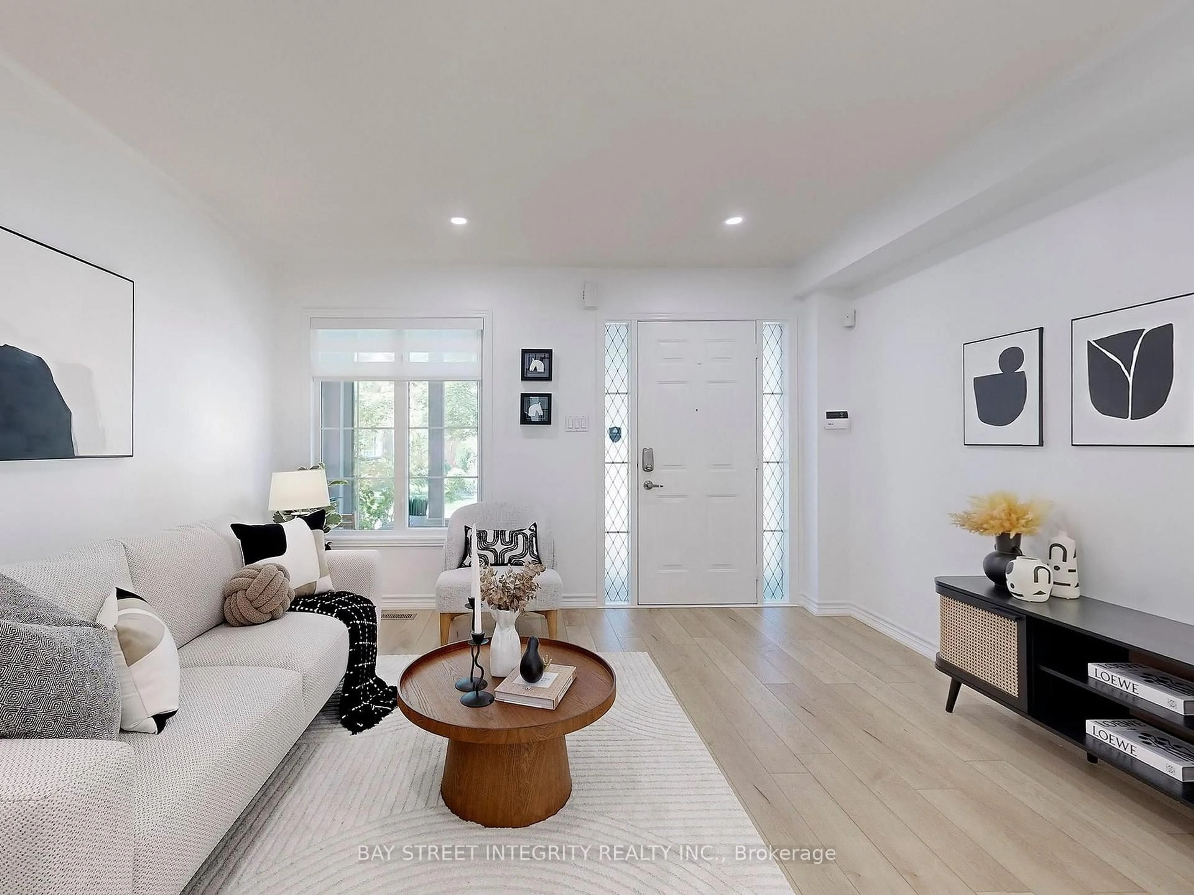 Living room with furniture, unknown for 29 Holmwood St, Richmond Hill Ontario L4B 4K5
