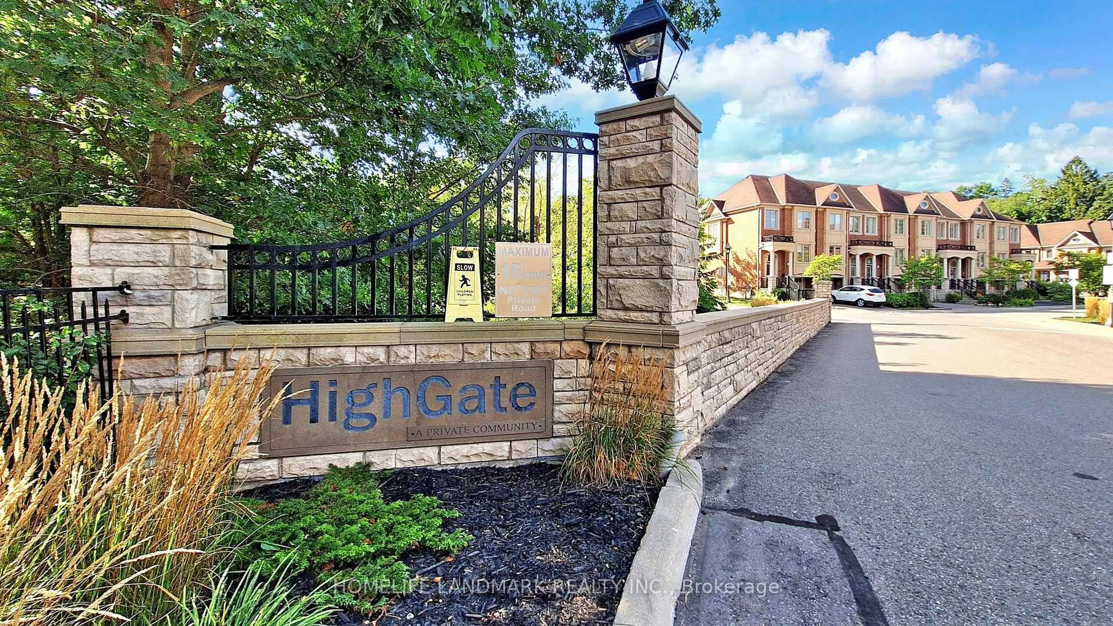 A pic from outside/outdoor area/front of a property/back of a property/a pic from drone, street for 402 Gerald Brady Lane, Newmarket Ontario L3Y 0A8