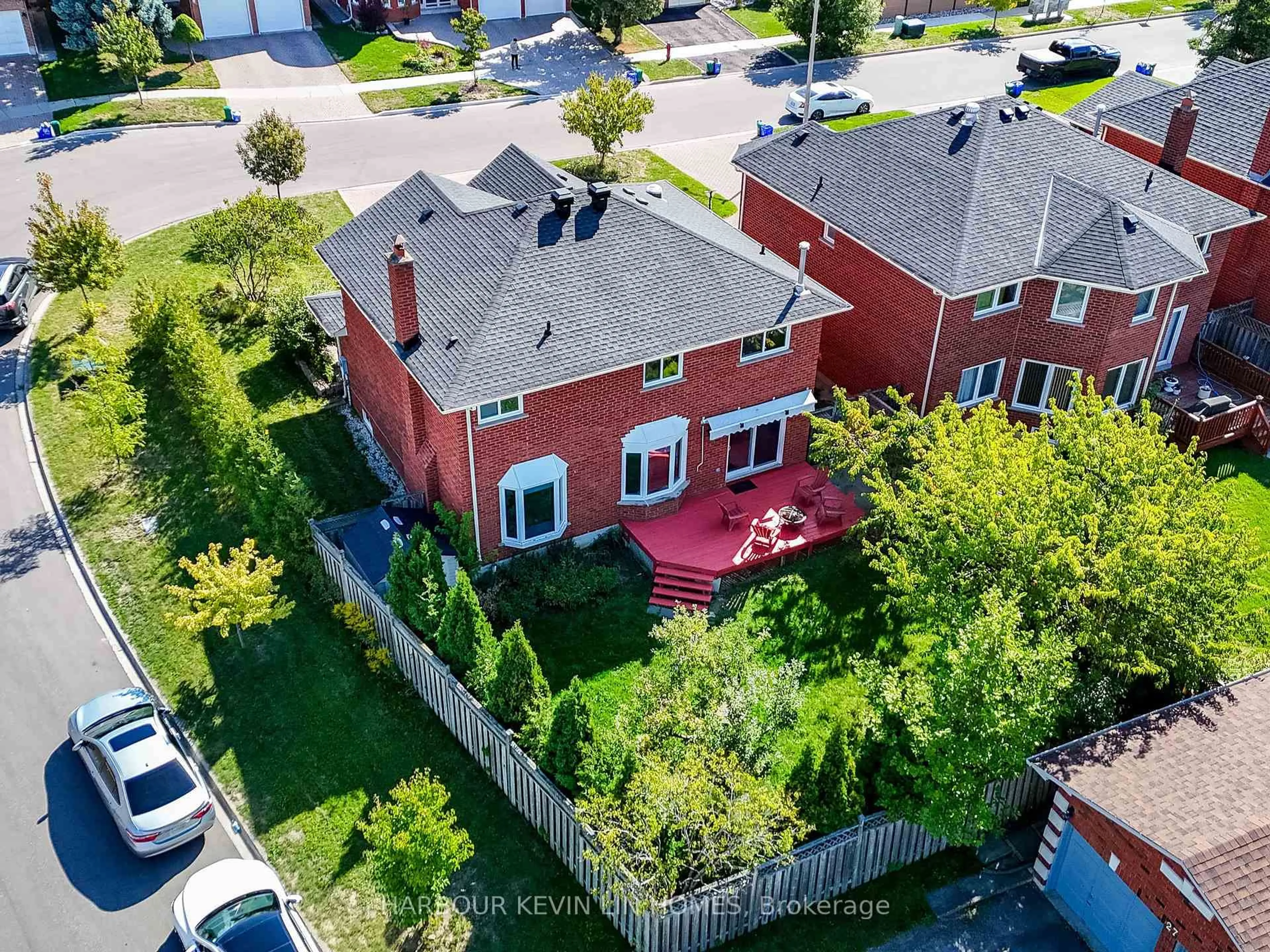 A pic from outside/outdoor area/front of a property/back of a property/a pic from drone, street for 39 Kew Gdns, Richmond Hill Ontario L4B 1R6
