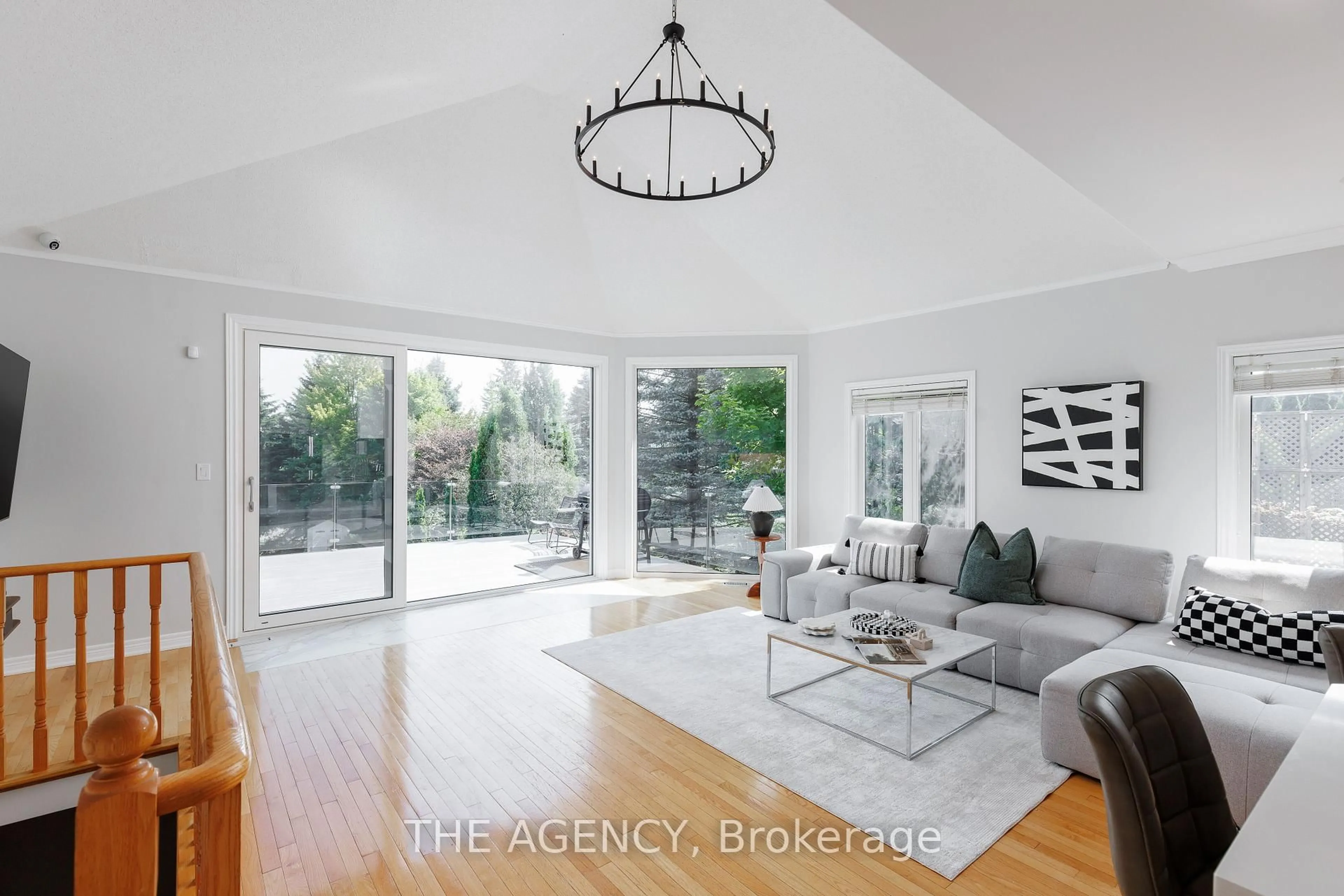 Indoor entryway for 703 Madeline Hts, Newmarket Ontario L3X 2J6