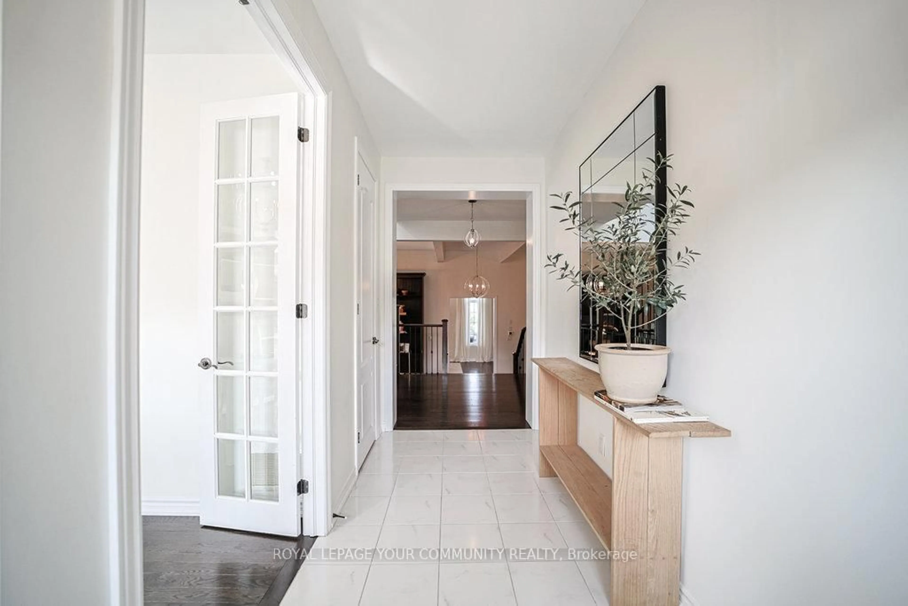 Indoor entryway for 33 Deepwood Cres, East Gwillimbury Ontario L9N 0L6