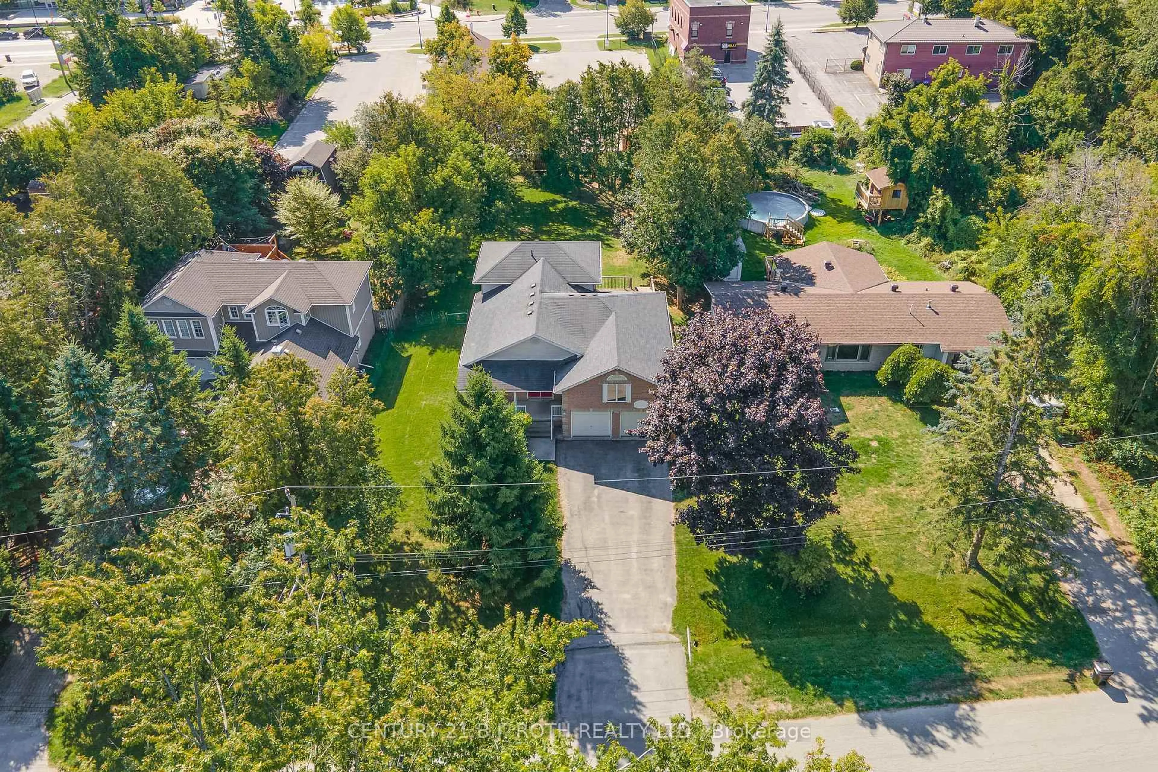 A pic from outside/outdoor area/front of a property/back of a property/a pic from drone, street for 1005 Goshen Rd, Innisfil Ontario L9S 2B5