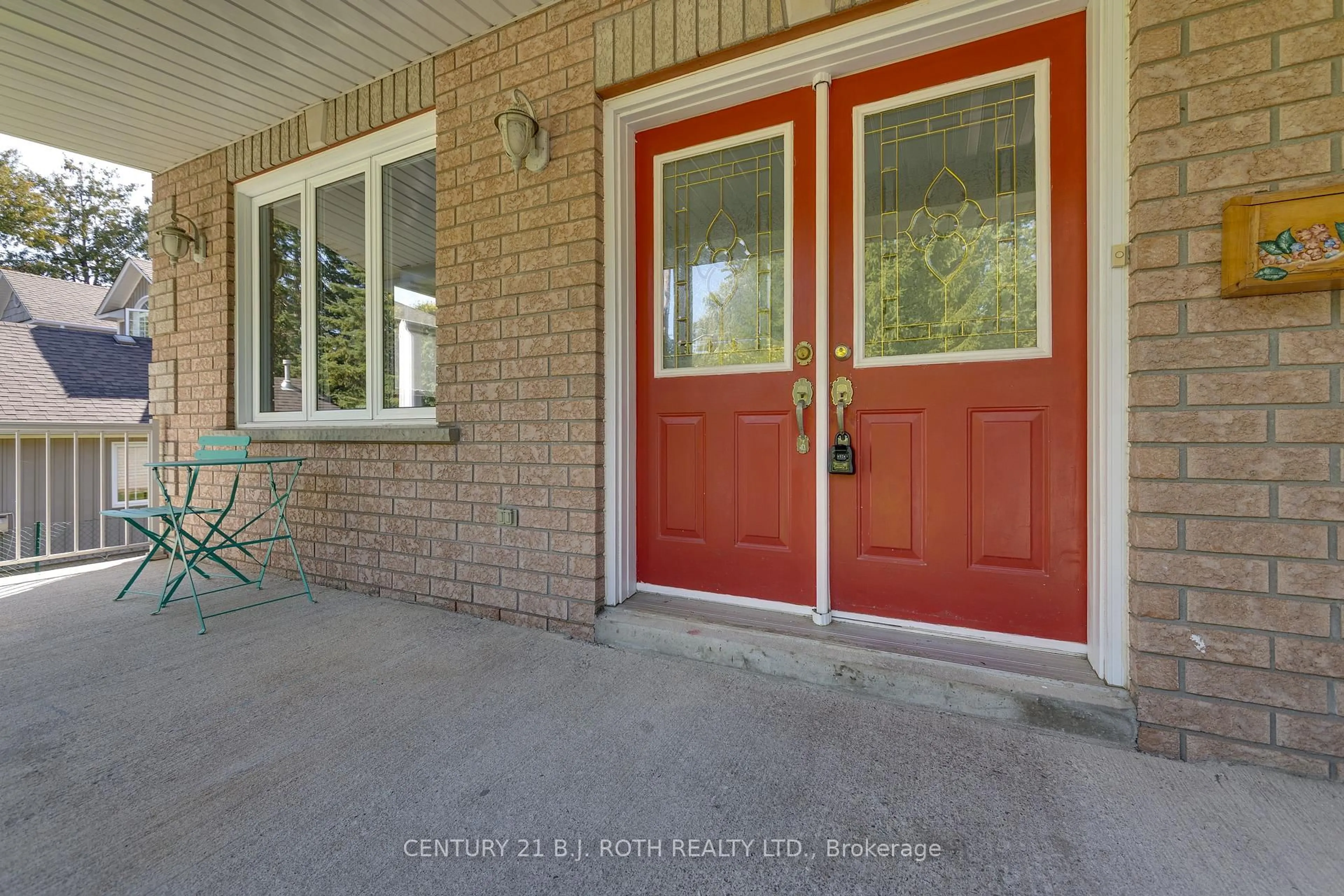 Indoor entryway for 1005 Goshen Rd, Innisfil Ontario L9S 2B5