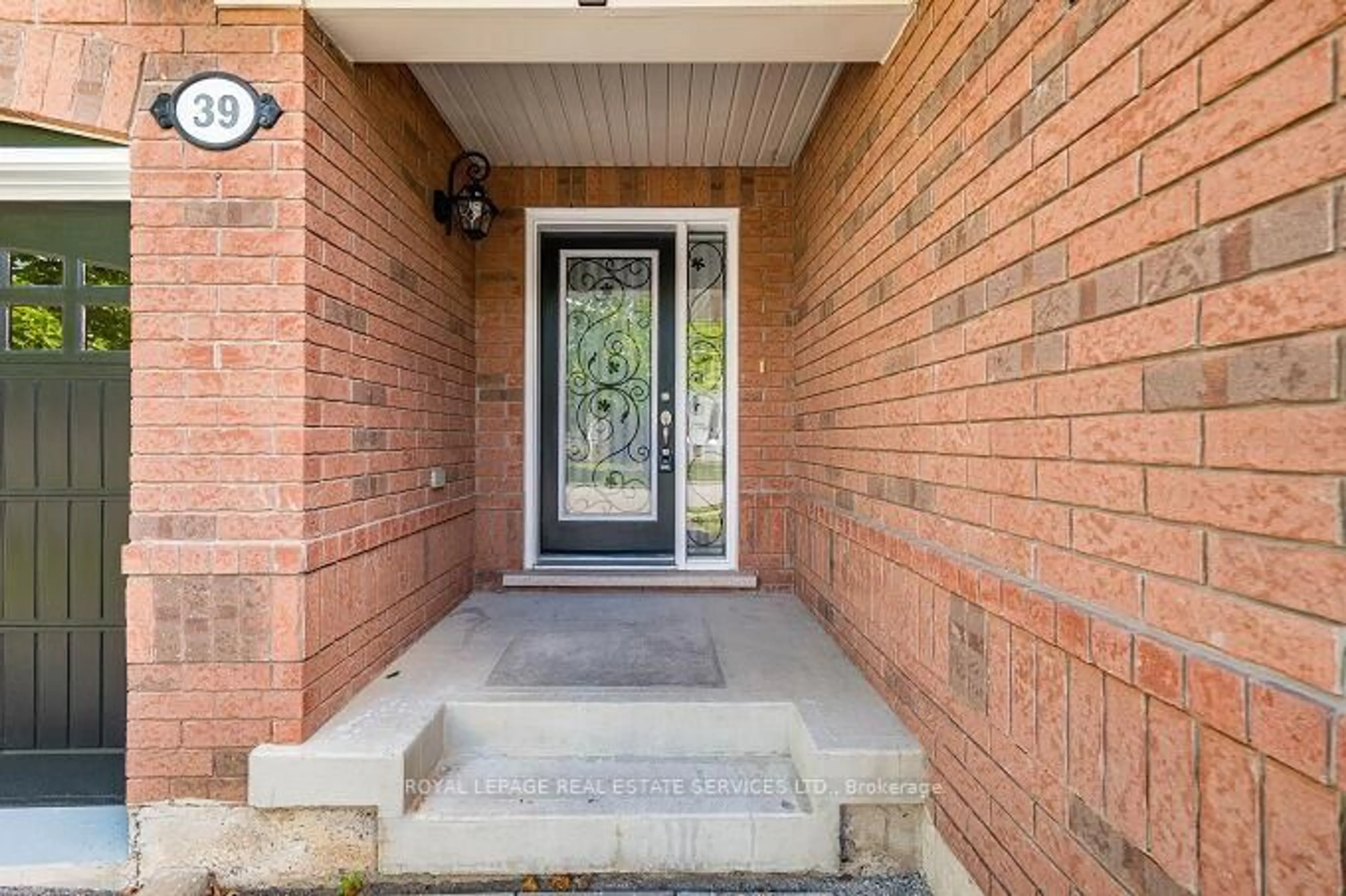 Unknown for 39 Mae Brooks Dr, Newmarket Ontario L3X 3J5
