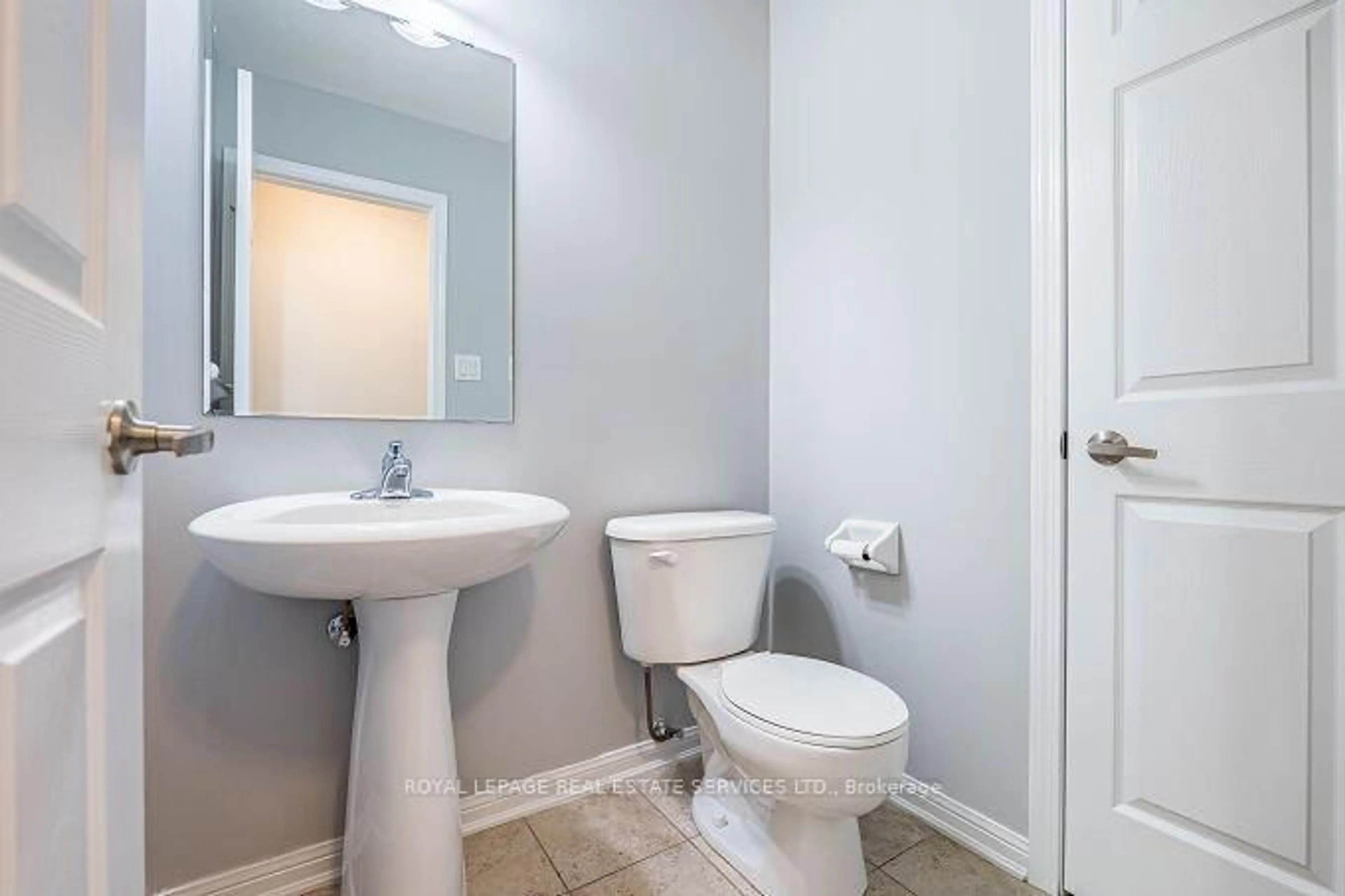 Standard bathroom, ceramic/tile floor for 39 Mae Brooks Dr, Newmarket Ontario L3X 3J5