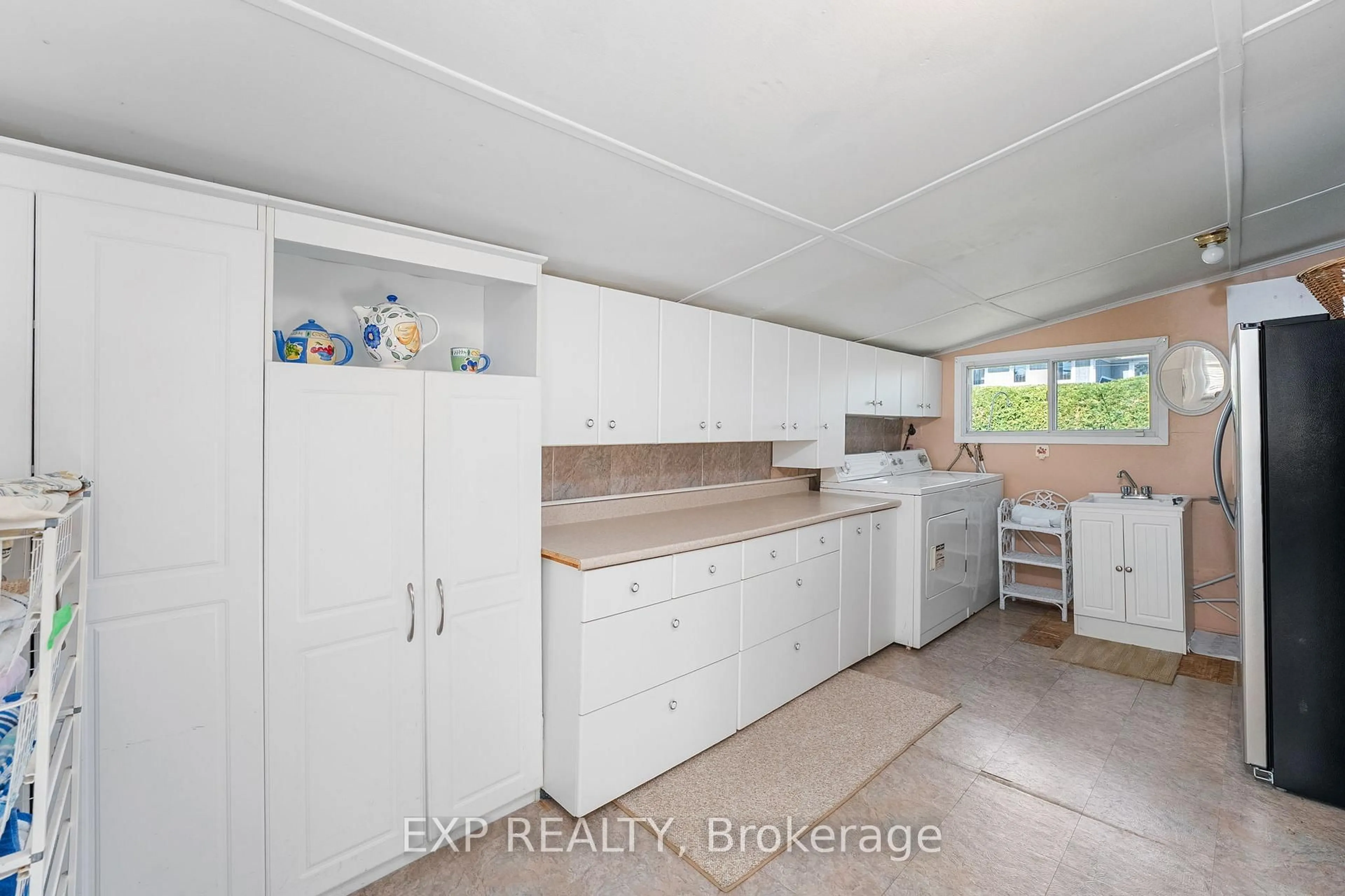 Standard kitchen, ceramic/tile floor for 45 Westwind Circ, Georgina Ontario L0E 1S0