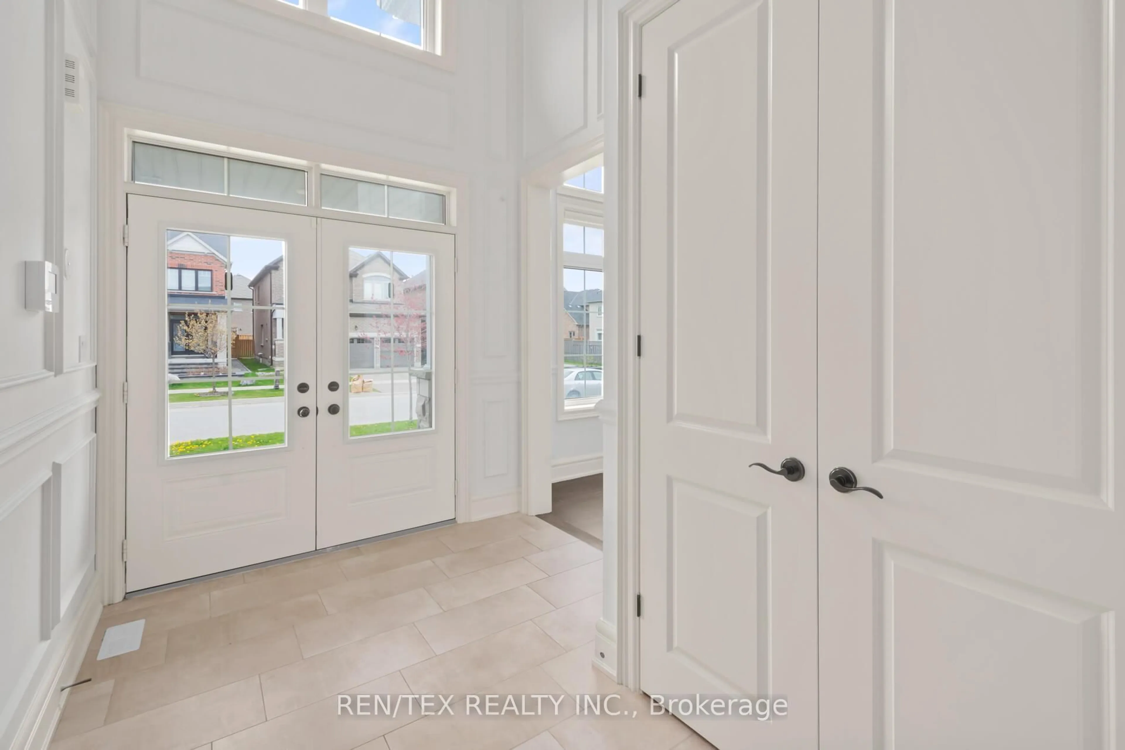 Indoor entryway for 1551 Emberton Way, Innisfil Ontario L9S 0L6