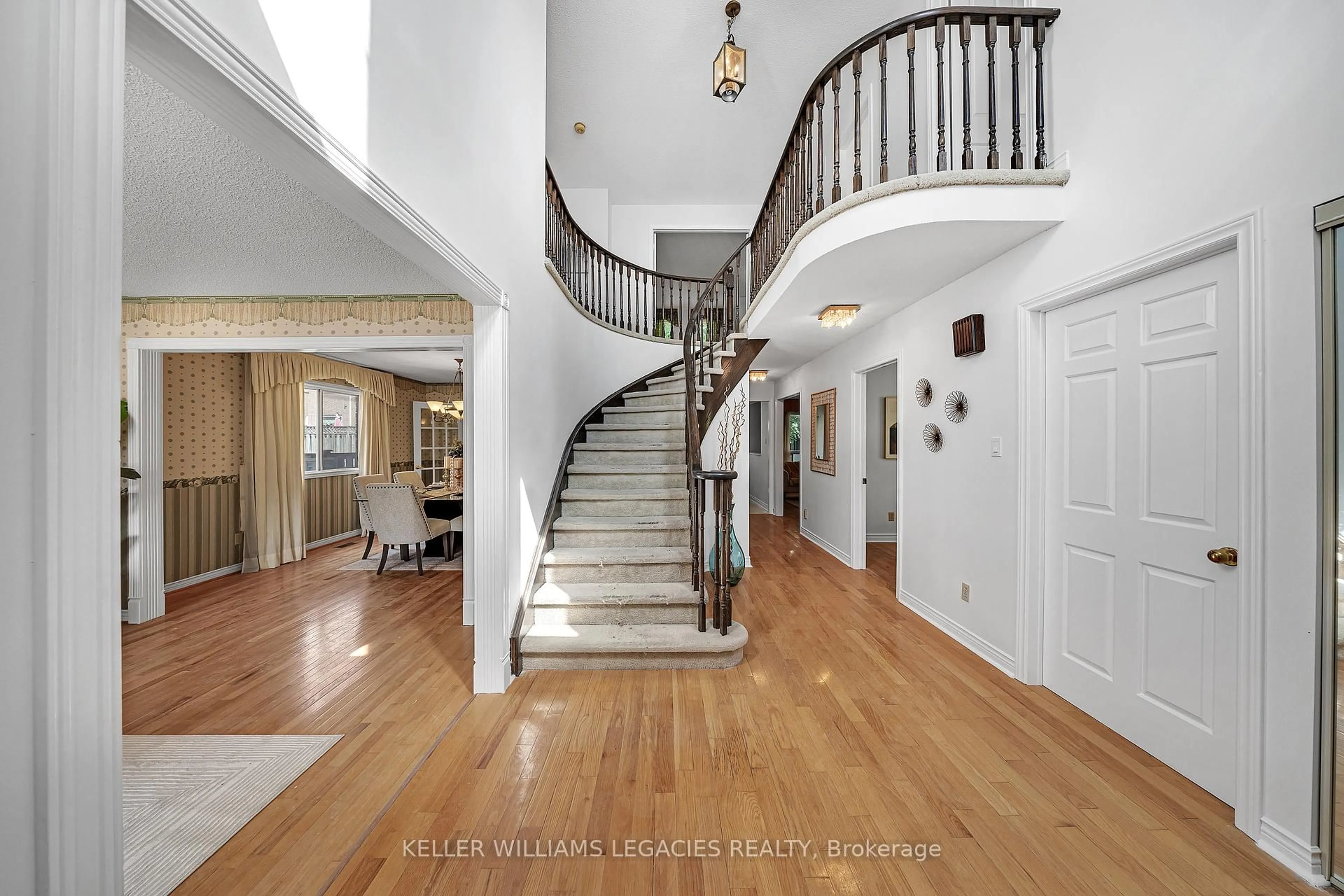 Indoor foyer for 50 Summerdale Dr, Markham Ontario L3T 6W5