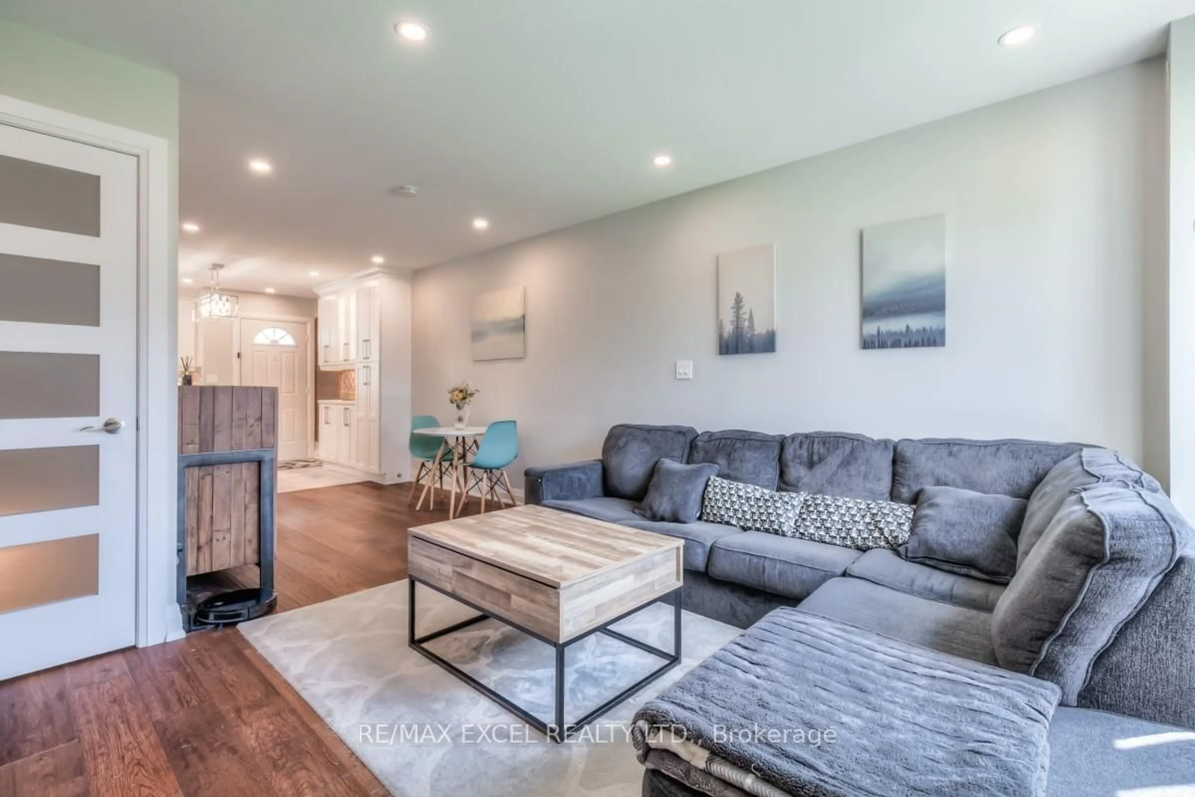 Living room with furniture, wood/laminate floor for 105 Faithful Way, Markham Ontario L3R 1A1