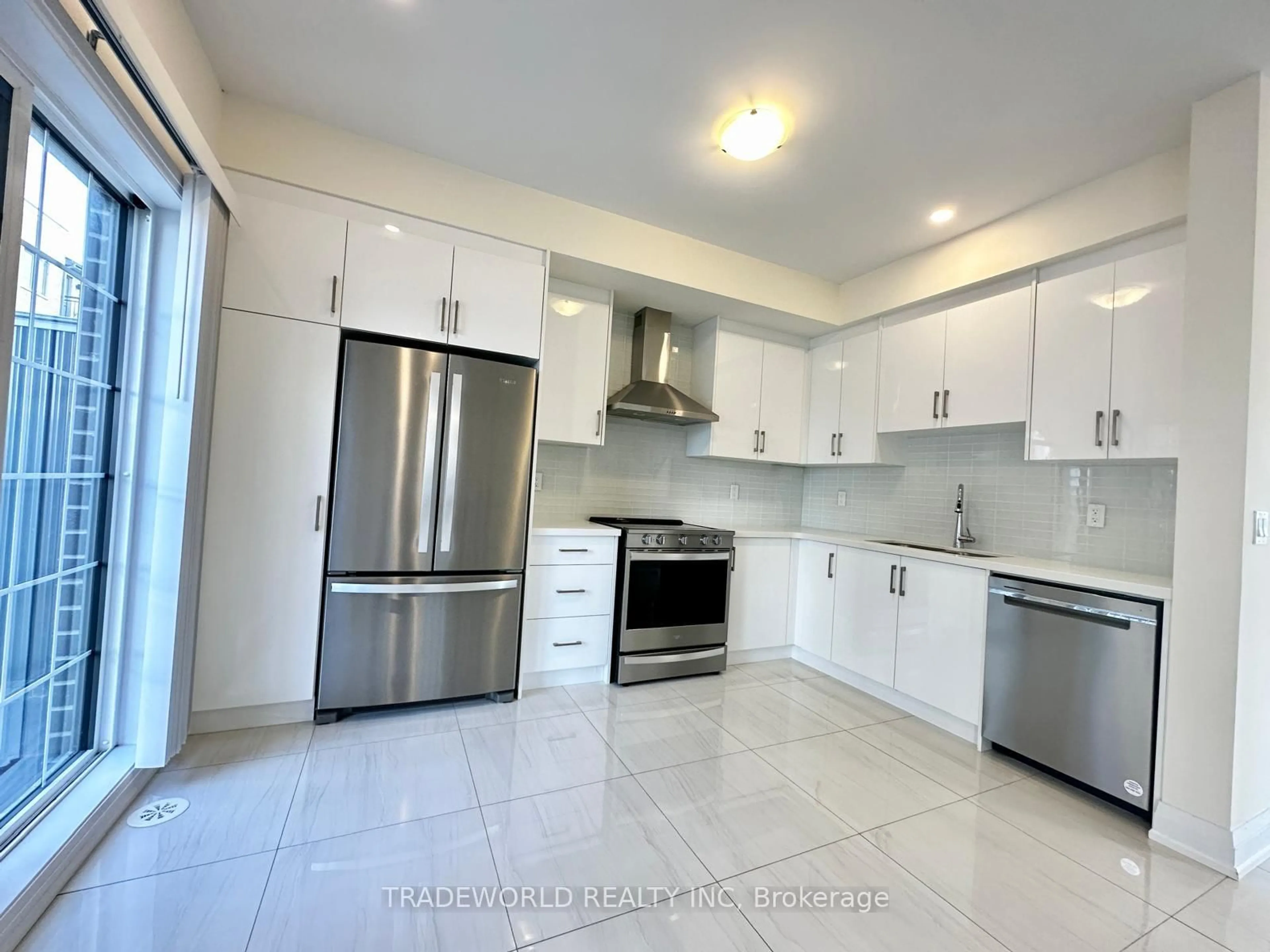 Unknown for 6 Clippers Cres, Whitchurch-Stouffville Ontario L4A 4X7