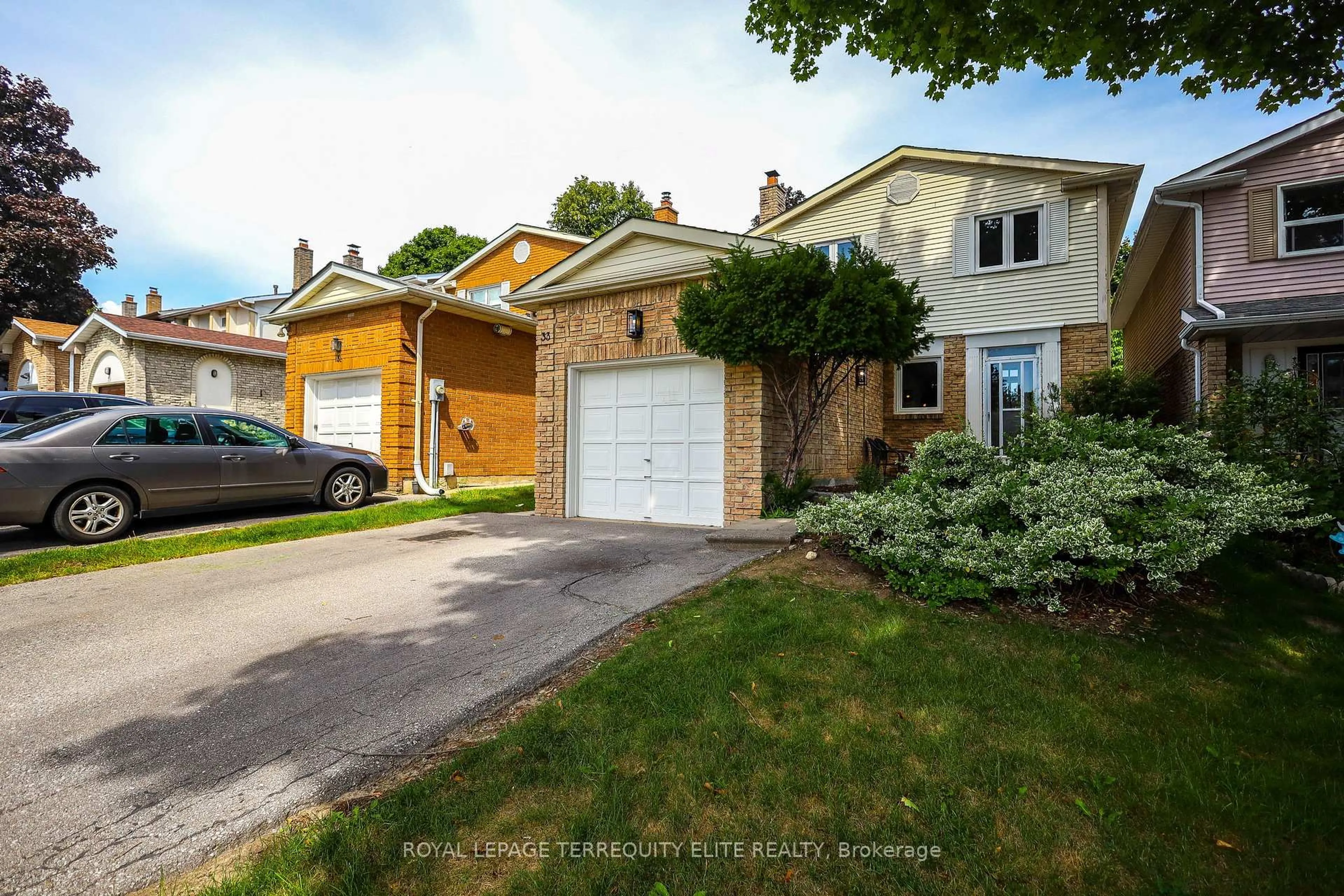 Home with brick exterior material, street for 33 Tamarack Dr, Markham Ontario L3T 4W2
