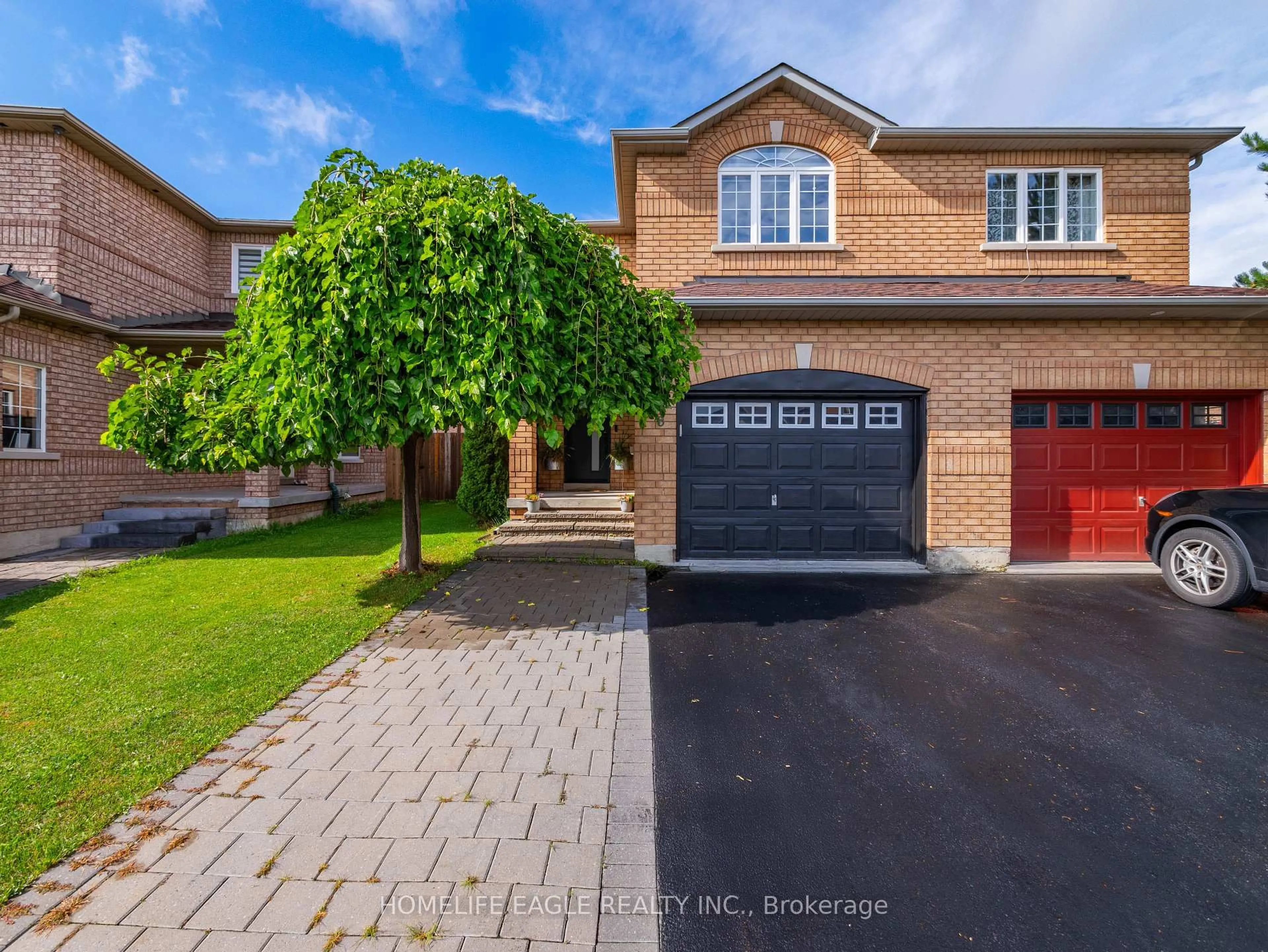 A pic from outside/outdoor area/front of a property/back of a property/a pic from drone, street for 6 Brightsview Dr, Richmond Hill Ontario L4E 3Z2