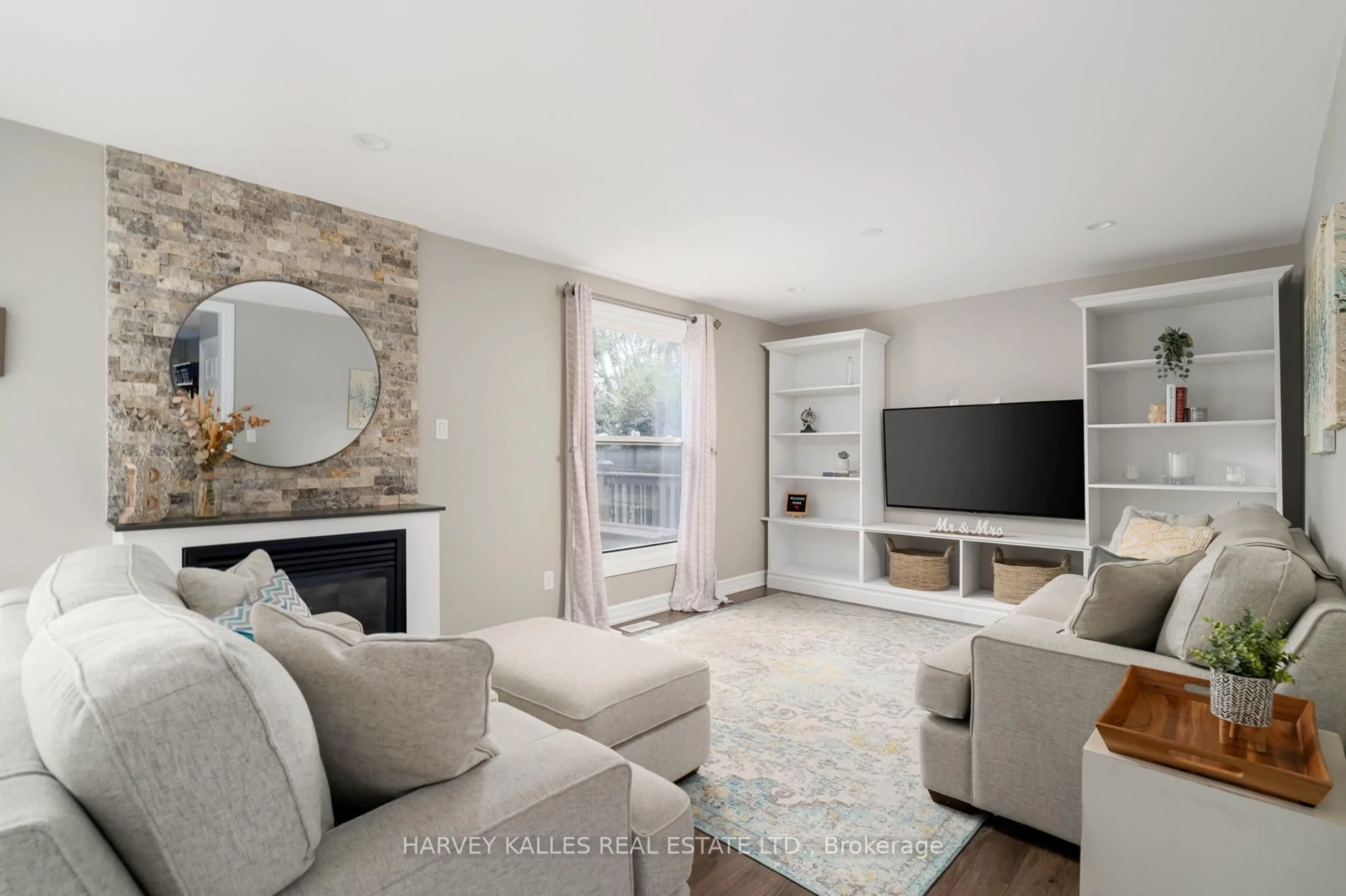 Living room with furniture, unknown for 491 Sandford St, Newmarket Ontario L3Y 5E2