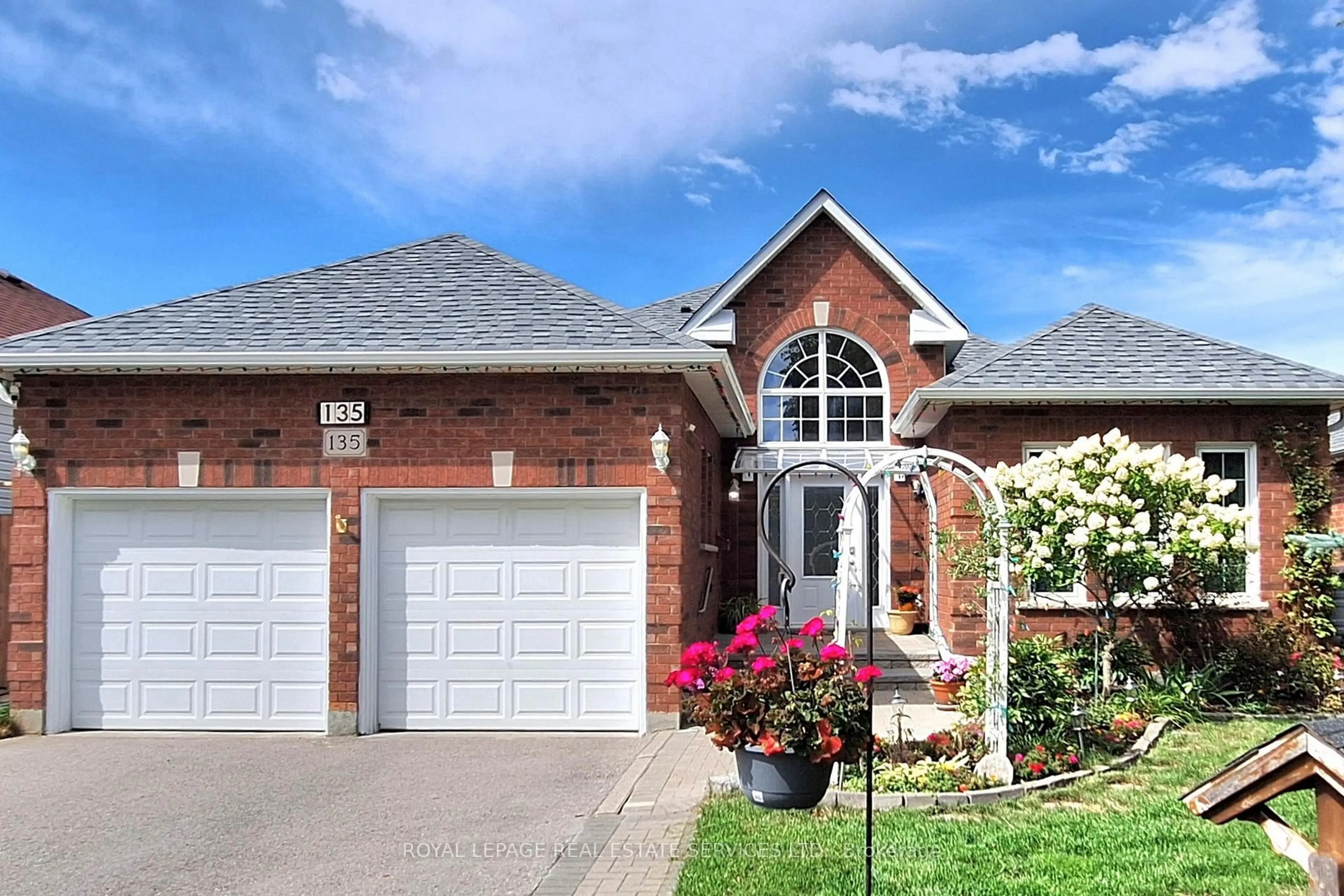 Home with brick exterior material, street for 135 Mainprize Cres, East Gwillimbury Ontario L0G 1M0