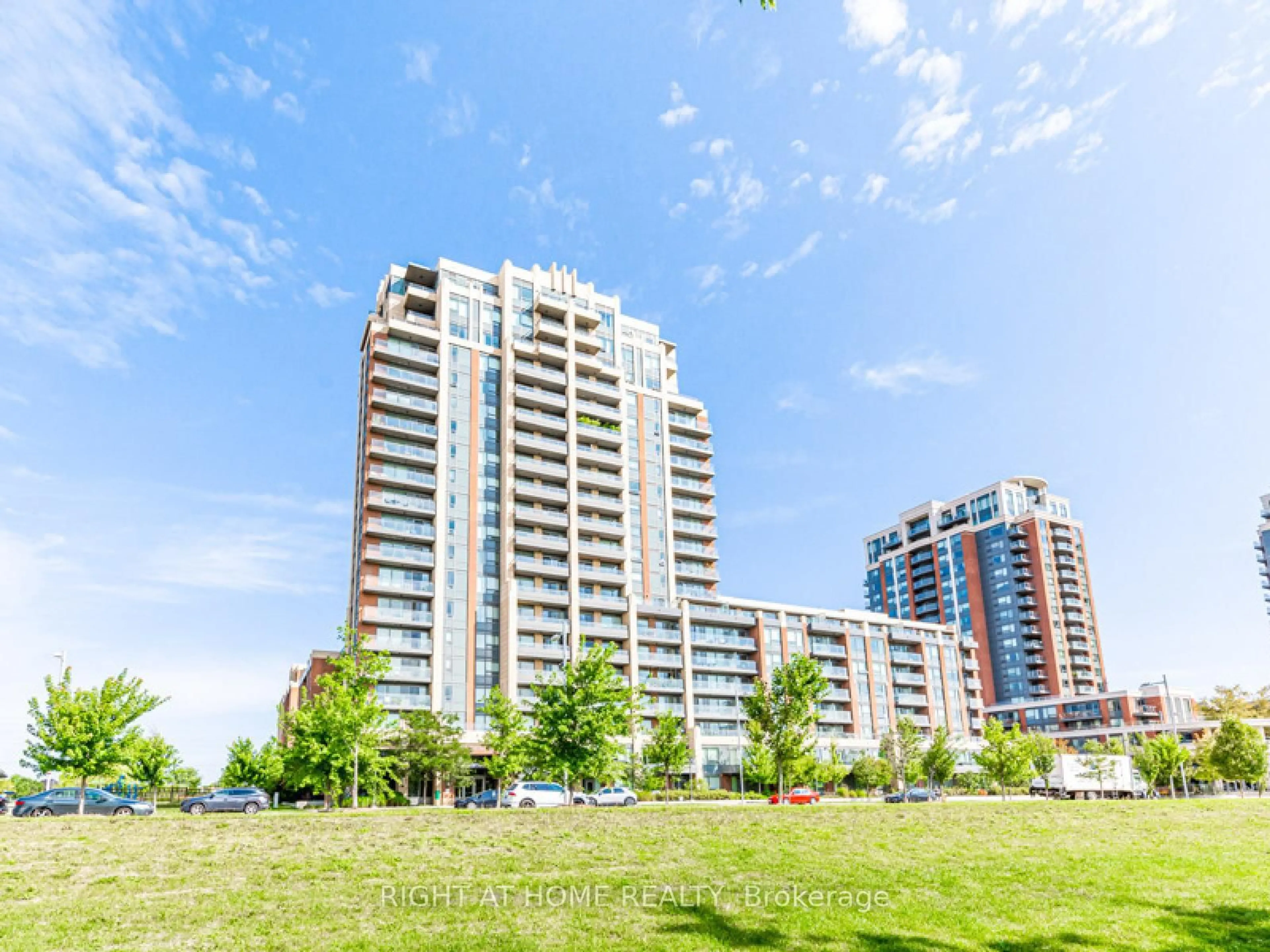 A pic from outside/outdoor area/front of a property/back of a property/a pic from drone, building for 18 Uptown Dr #826, Markham Ontario L3R 5M5