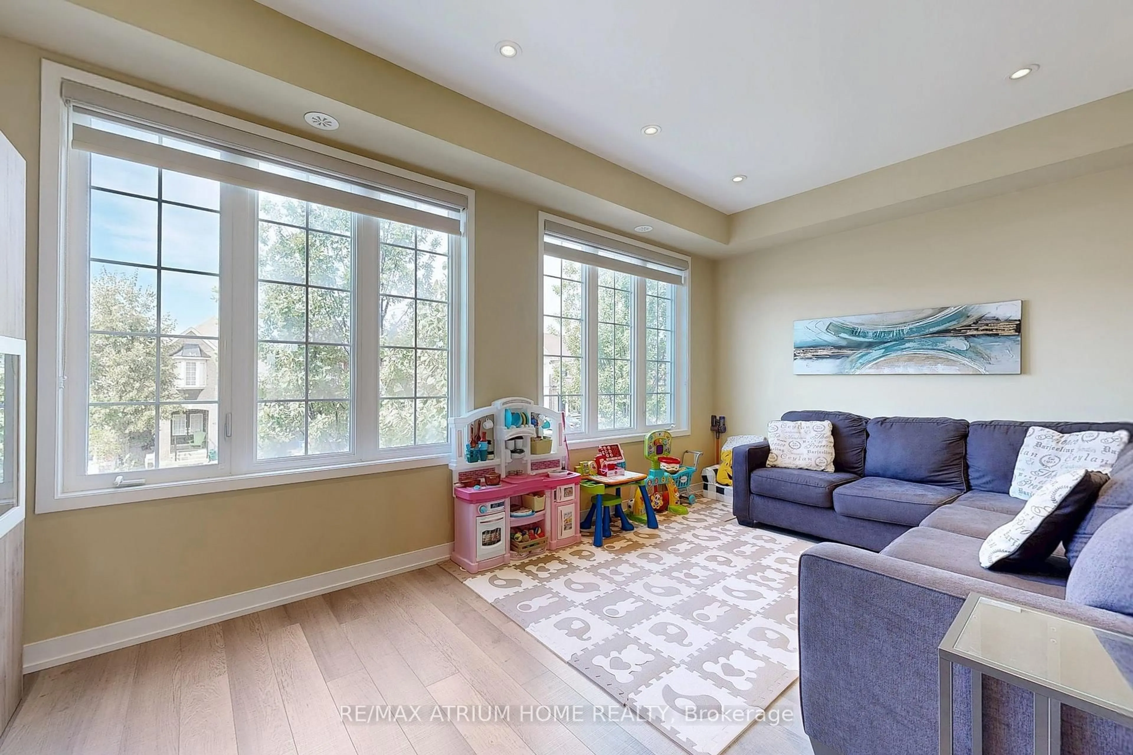 Living room with furniture, unknown for 39 Torah Gate, Vaughan Ontario L6A 4Y4