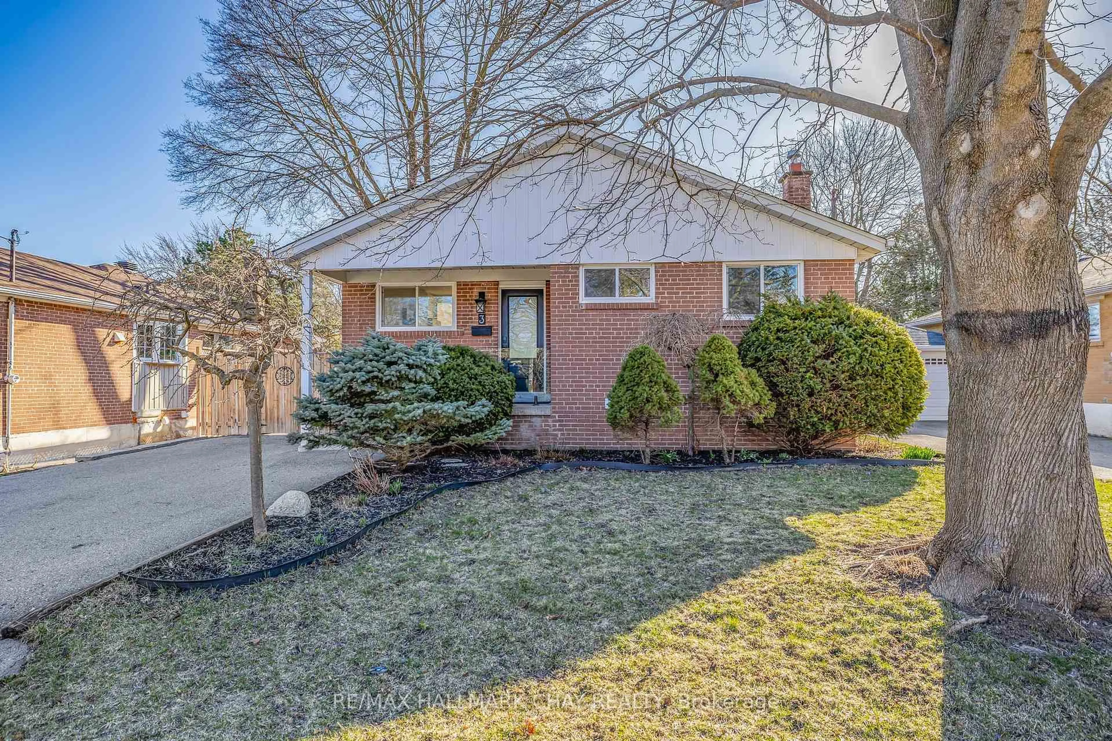 Home with brick exterior material, street for 3 Davidson Rd, Aurora Ontario L4G 2A9
