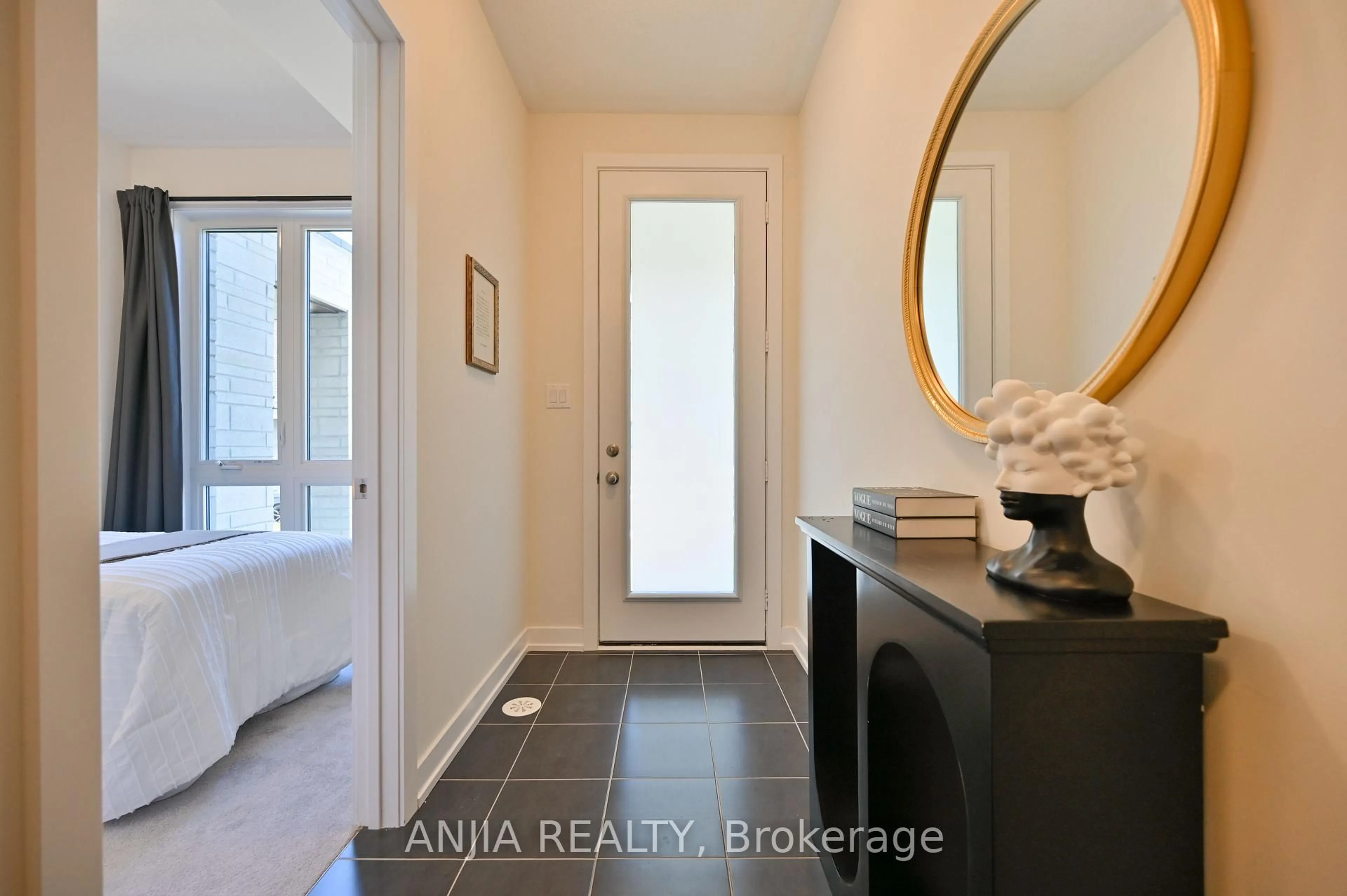 Indoor entryway for 100 Stauffer Cres, Markham Ontario L6B 1R1