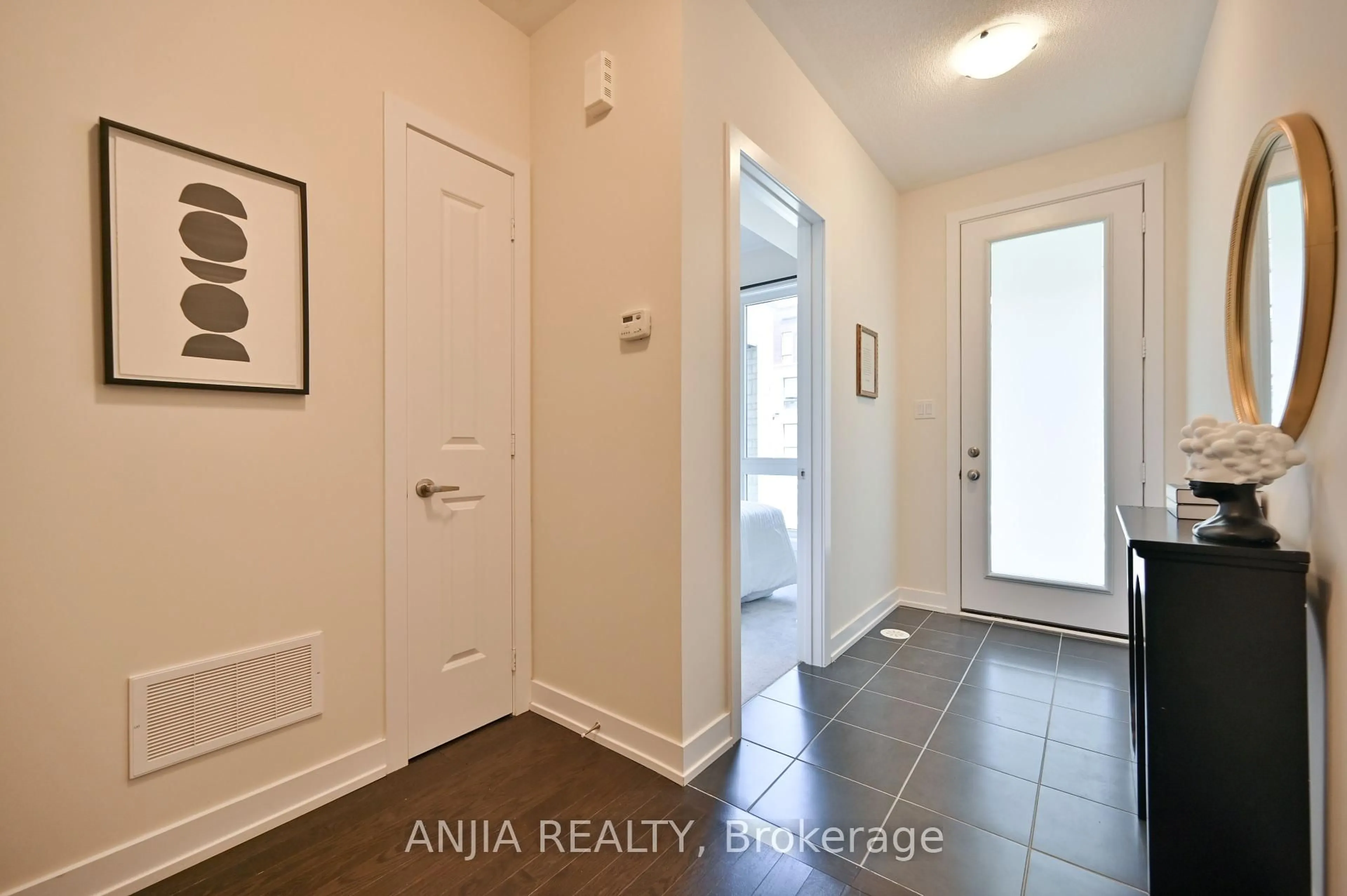 Indoor entryway for 100 Stauffer Cres, Markham Ontario L6B 1R1