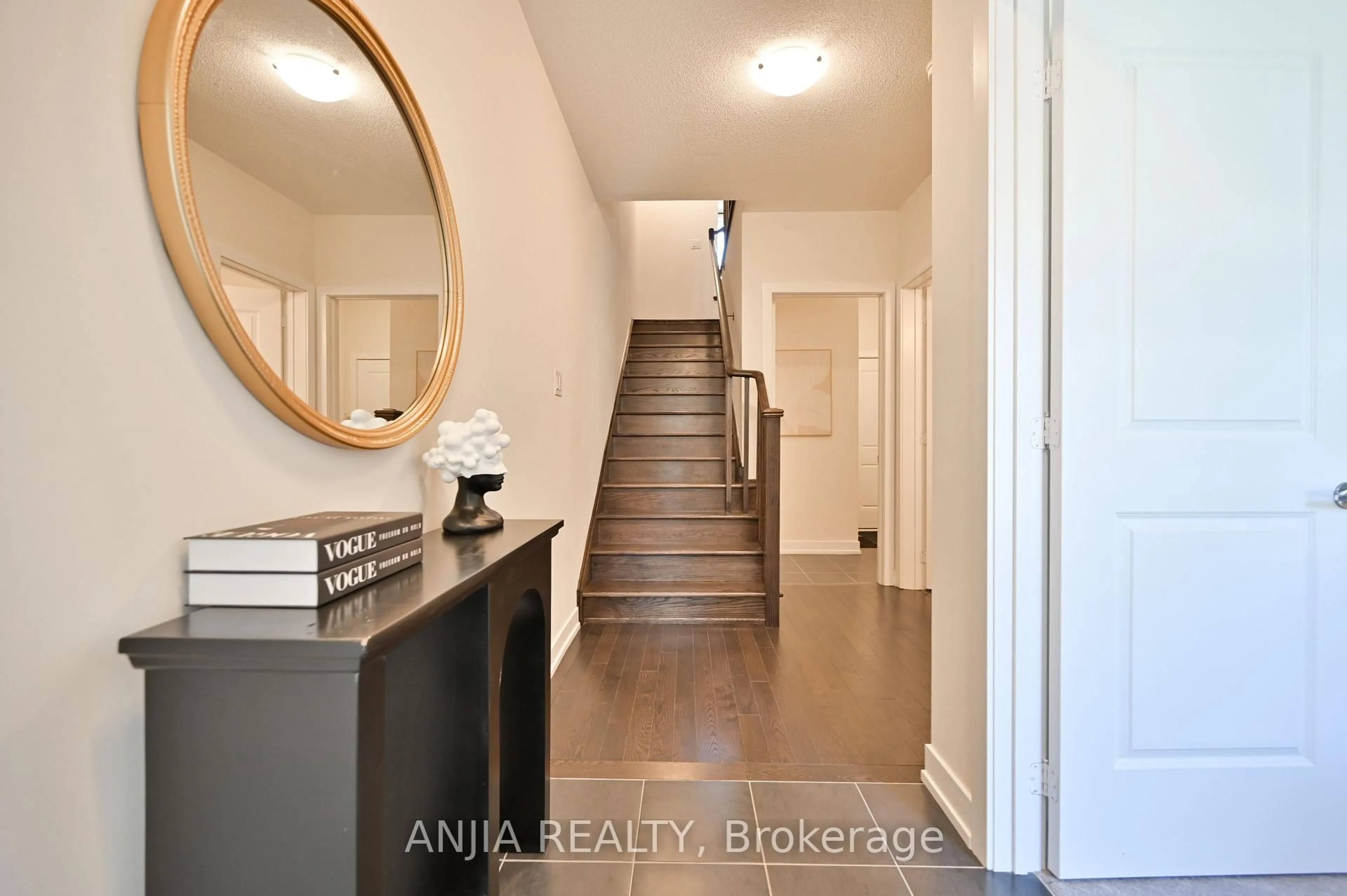 Indoor entryway for 100 Stauffer Cres, Markham Ontario L6B 1R1