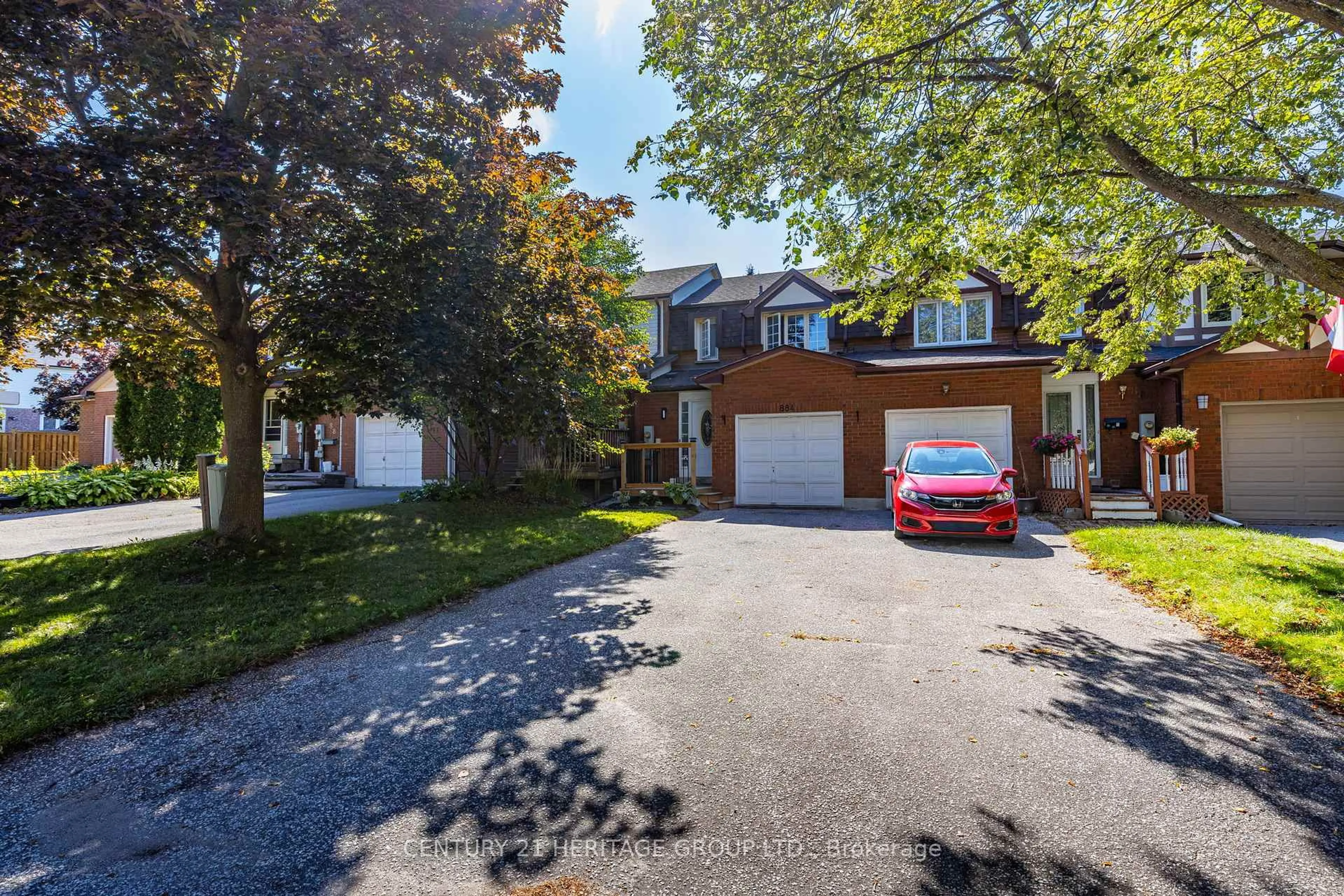 A pic from outside/outdoor area/front of a property/back of a property/a pic from drone, street for 884 Clancey Cres, Newmarket Ontario L3Y 8H1