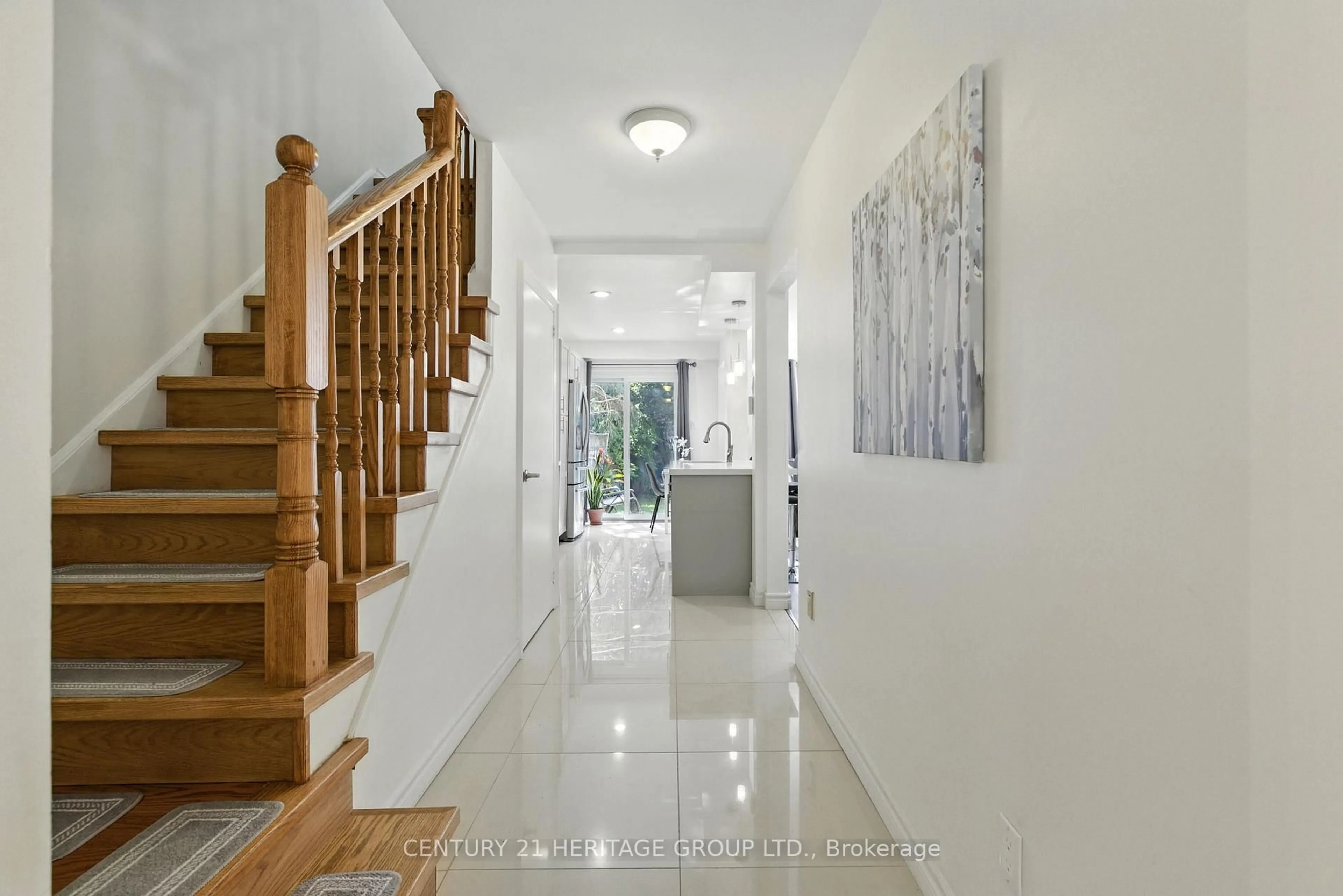 Indoor foyer for 884 Clancey Cres, Newmarket Ontario L3Y 8H1
