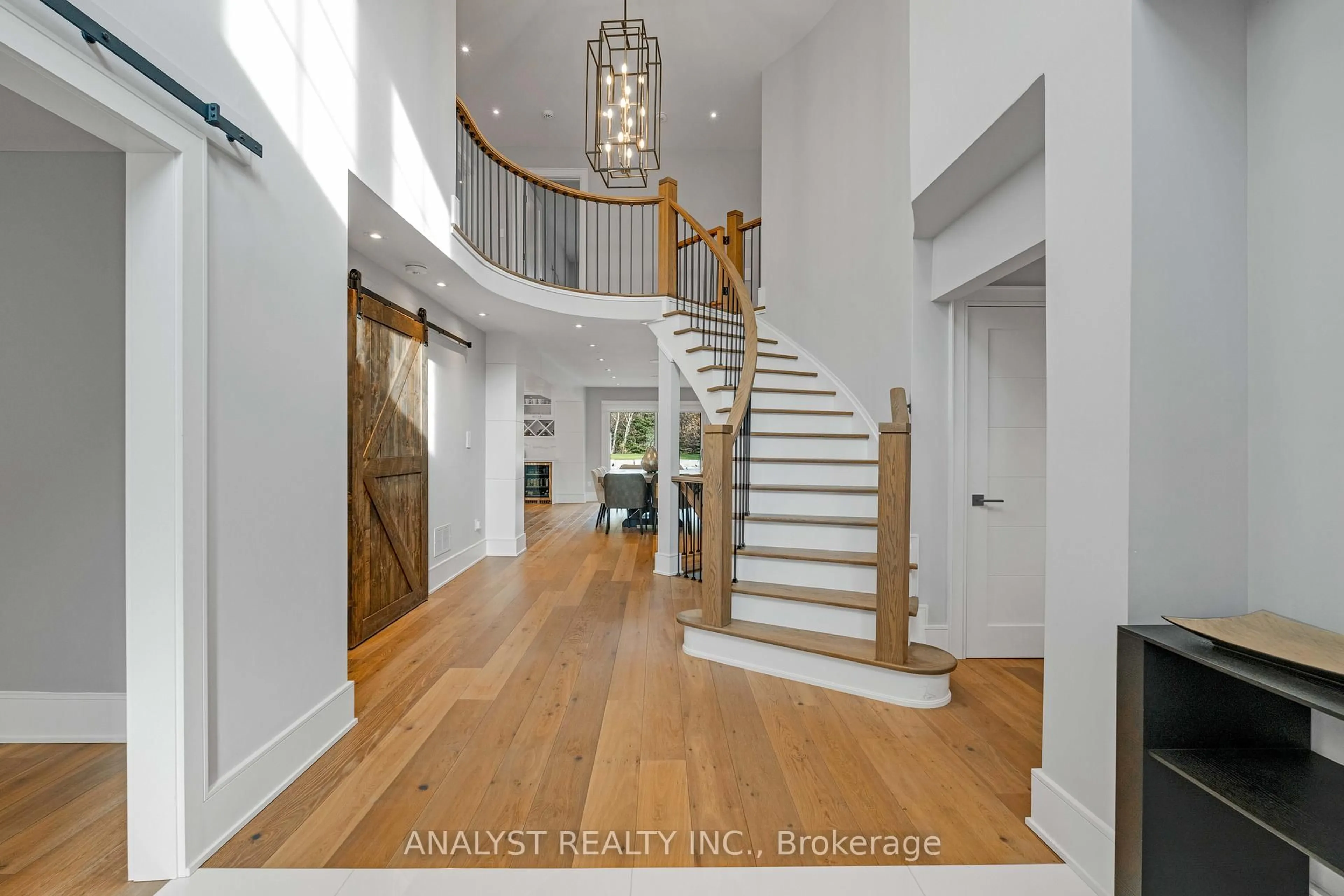 Indoor foyer for 42 Robinson Rd, King Ontario L0G 1N0