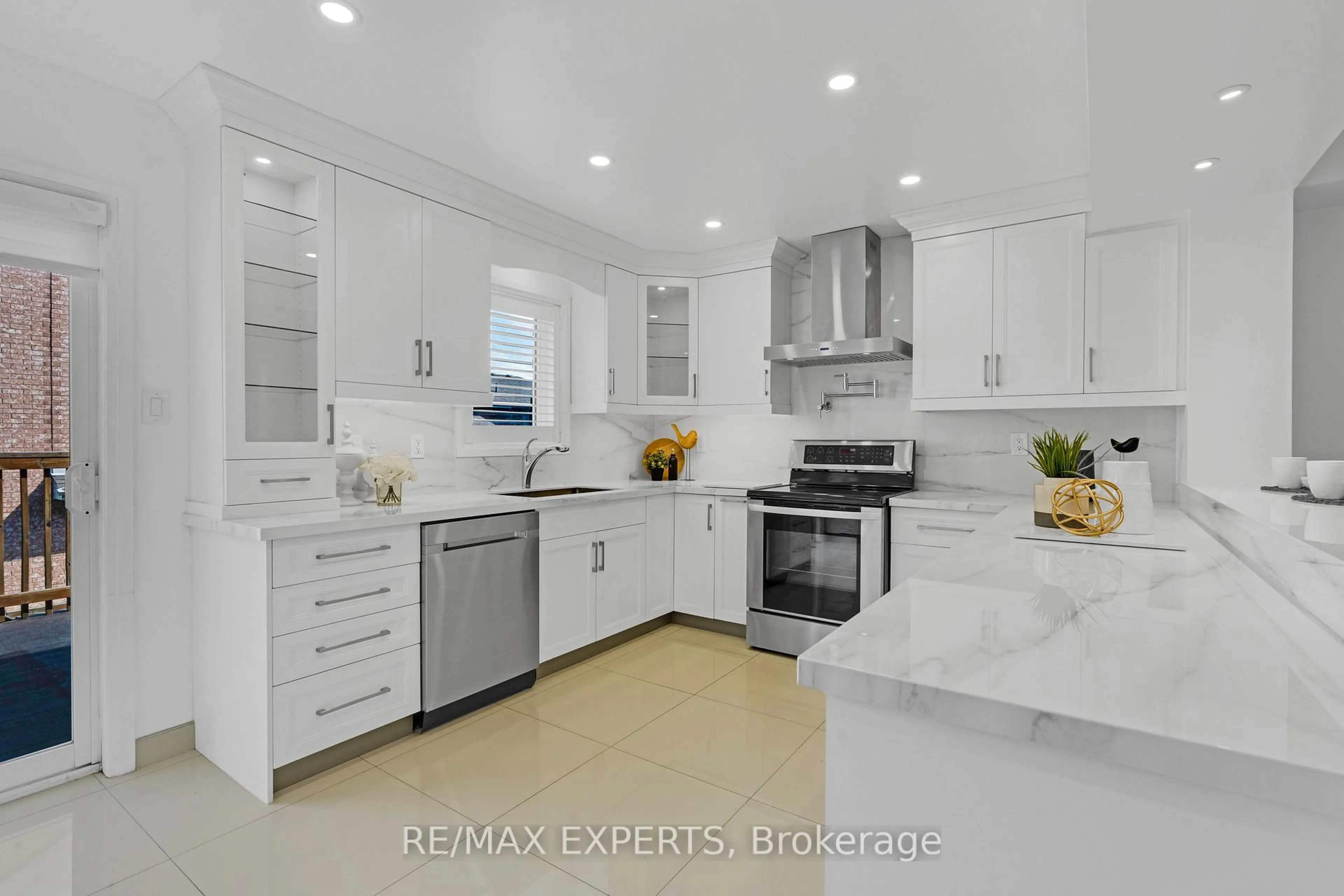 Open concept kitchen, ceramic/tile floor for 19 Foxchase Ave #32, Vaughan Ontario L4L 9M9