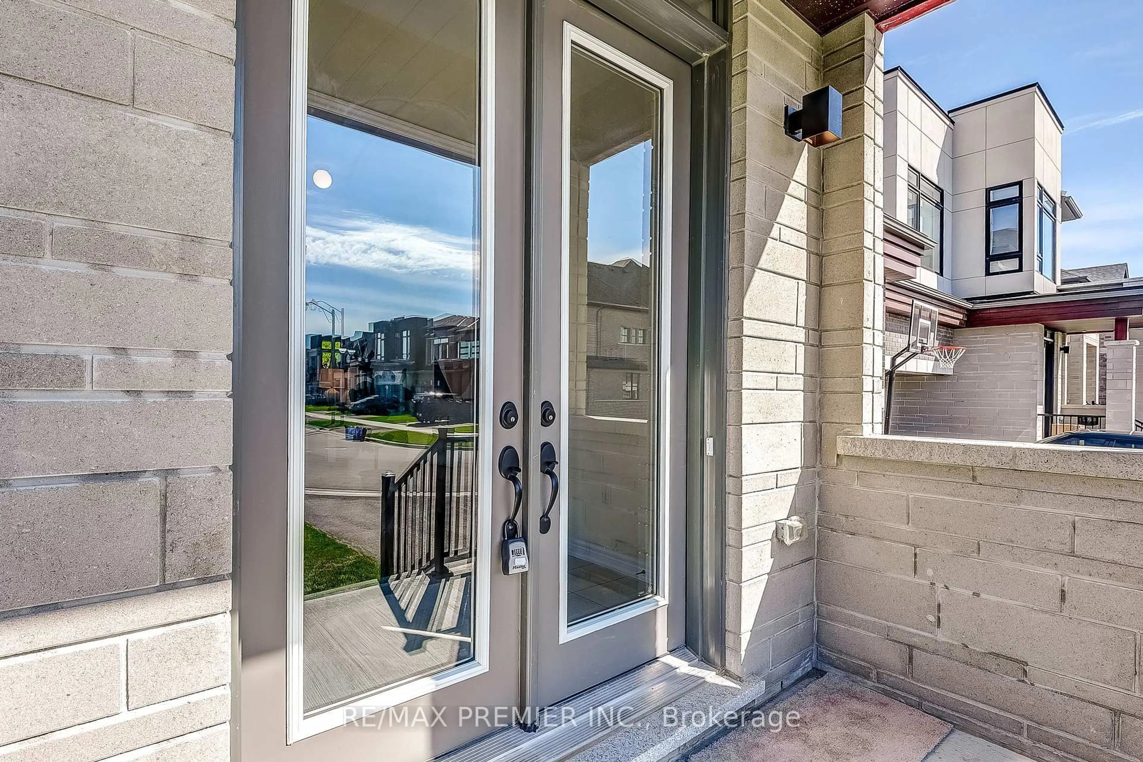 Indoor entryway for 20 Kesterfarm Pl, Whitchurch-Stouffville Ontario L4A 5C2