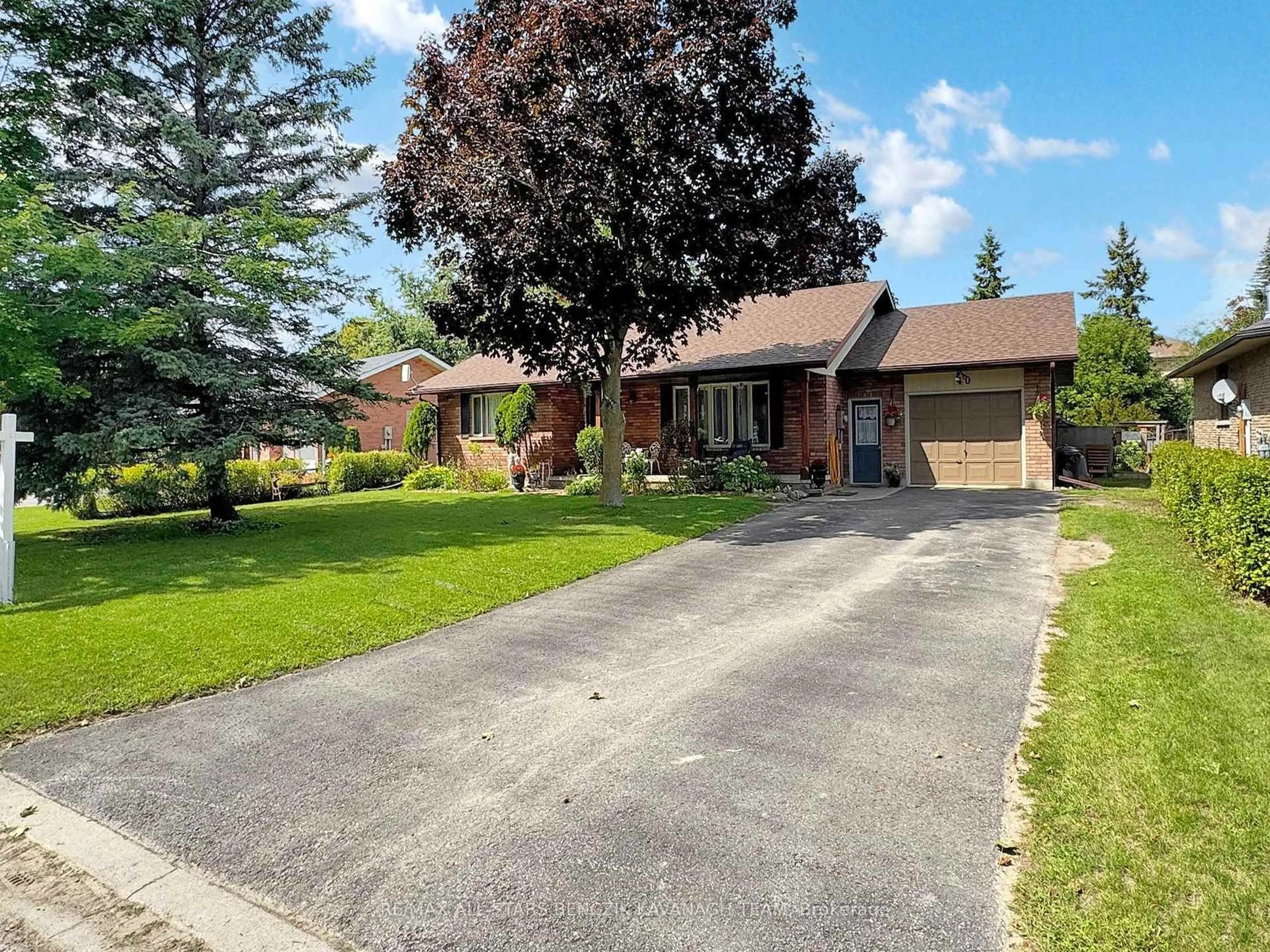 A pic from outside/outdoor area/front of a property/back of a property/a pic from drone, street for 40 Southern Crt, Brock Ontario L0C 1H0