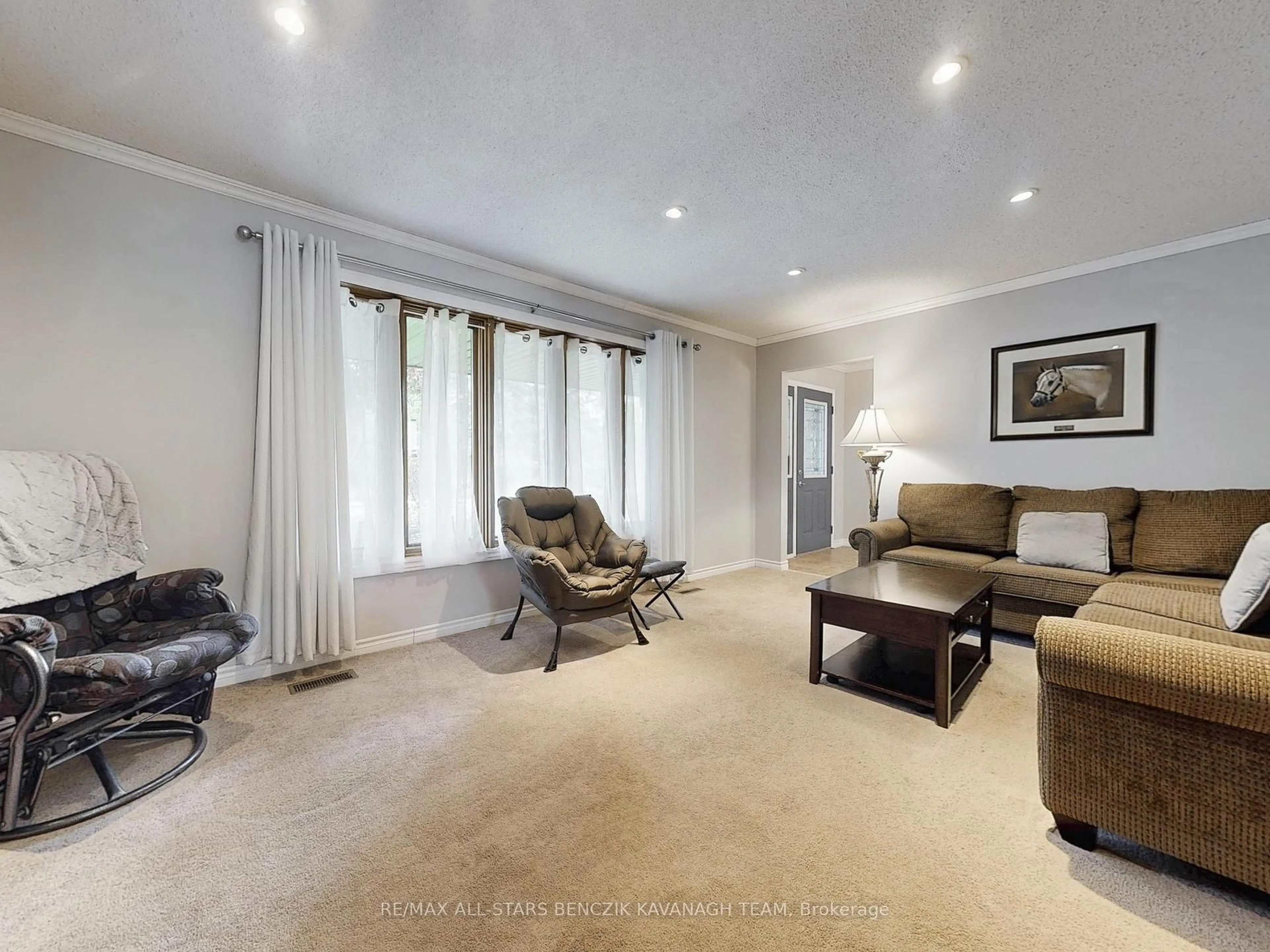 Living room with furniture, carpet floor for 40 Southern Crt, Brock Ontario L0C 1H0