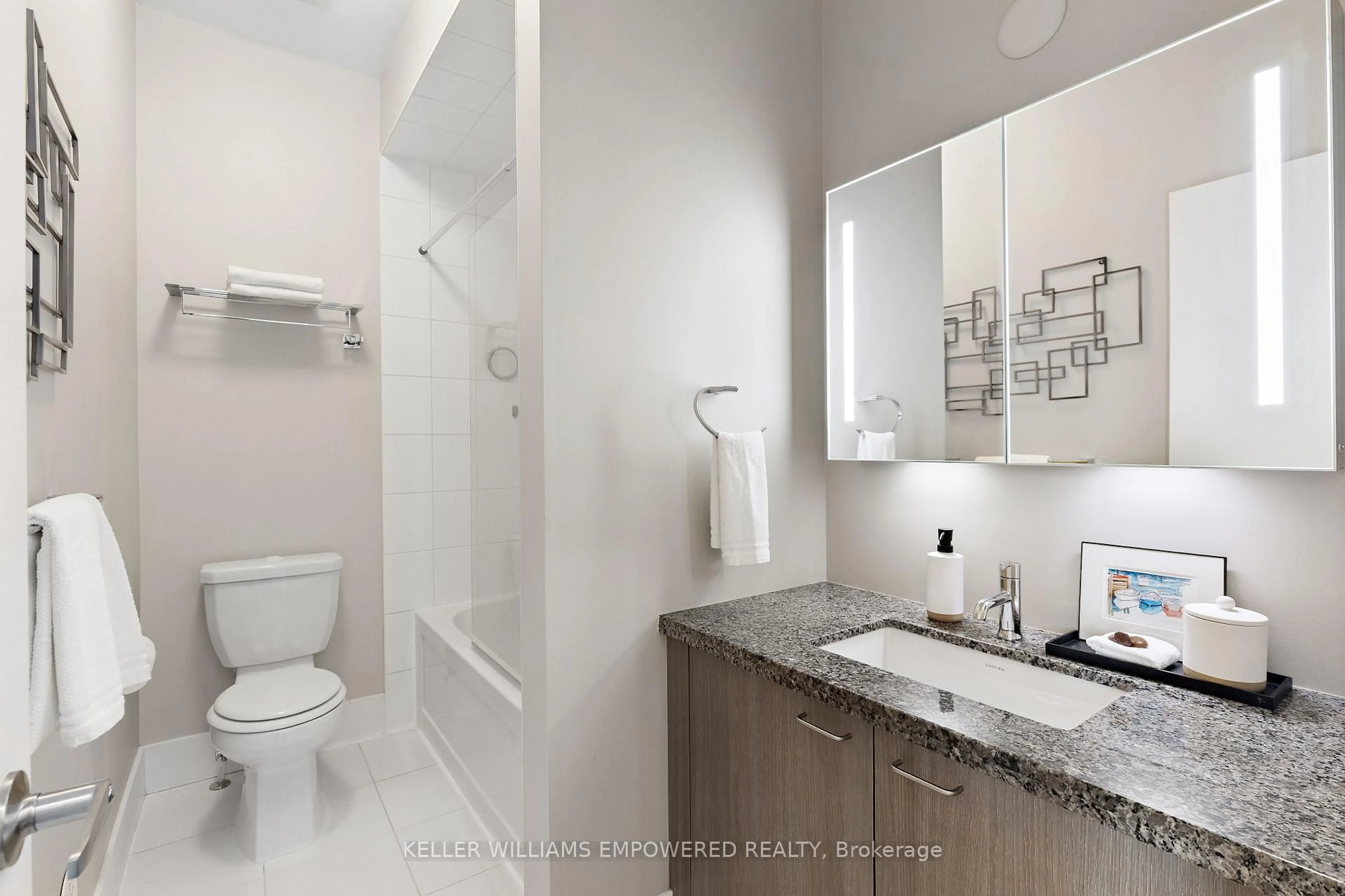 Standard bathroom, ceramic/tile floor for 10558 Bayview Ave, Richmond Hill Ontario L4C 0Z8