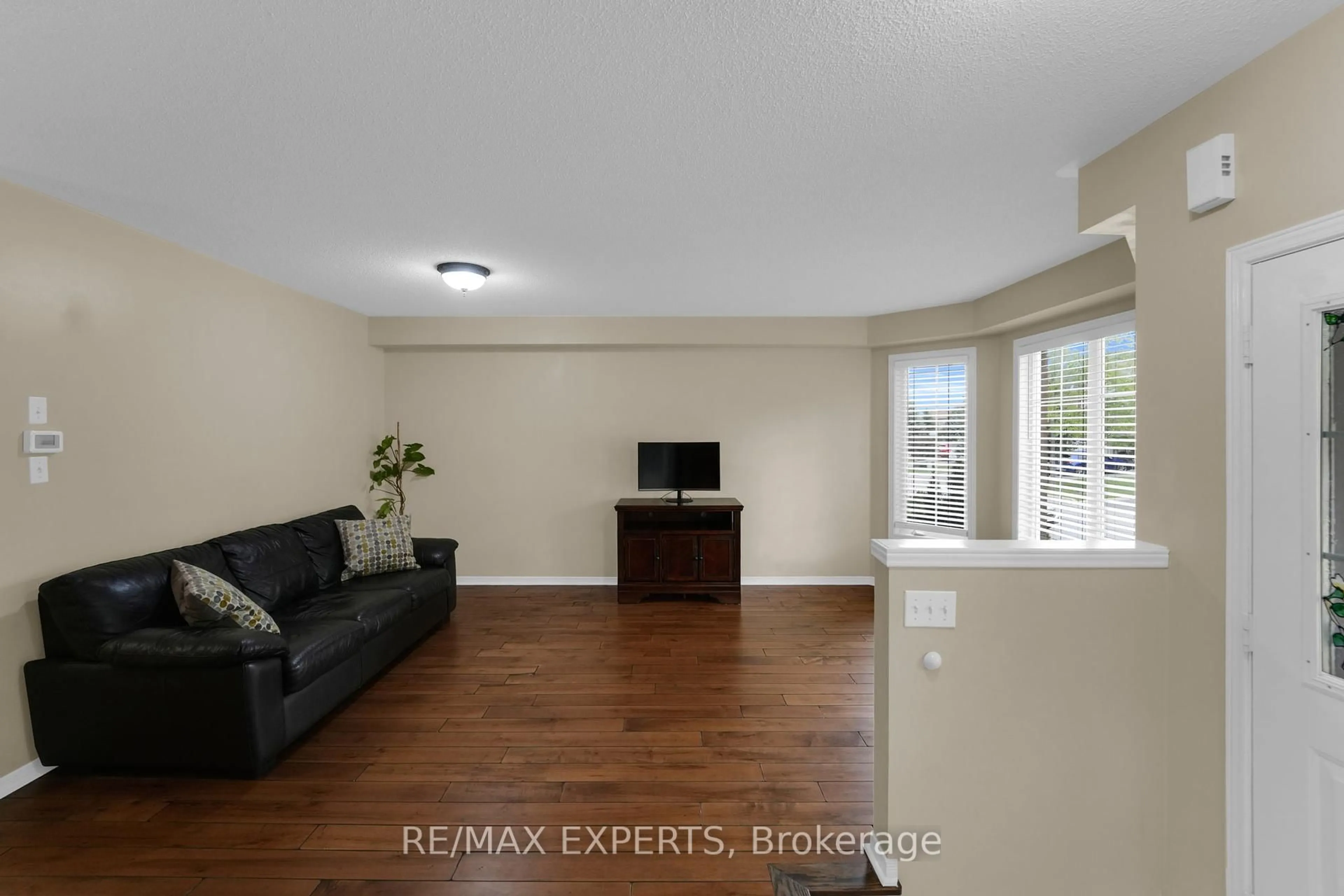 Living room with furniture, wood/laminate floor for 20 Decoroso Dr, Vaughan Ontario L4H 1V2