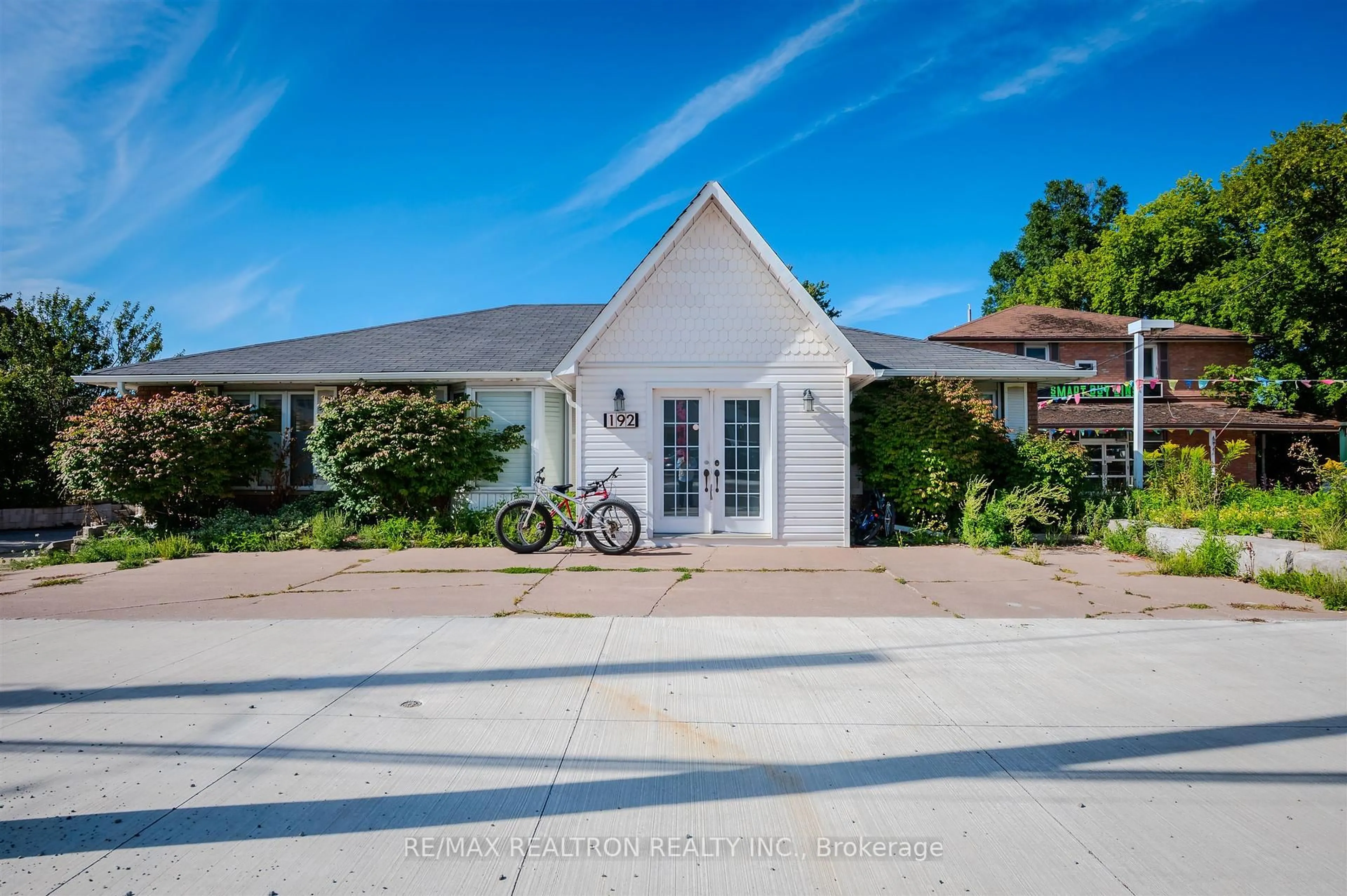 A pic from outside/outdoor area/front of a property/back of a property/a pic from drone, street for 192 King Rd, Richmond Hill Ontario L4E 2W1