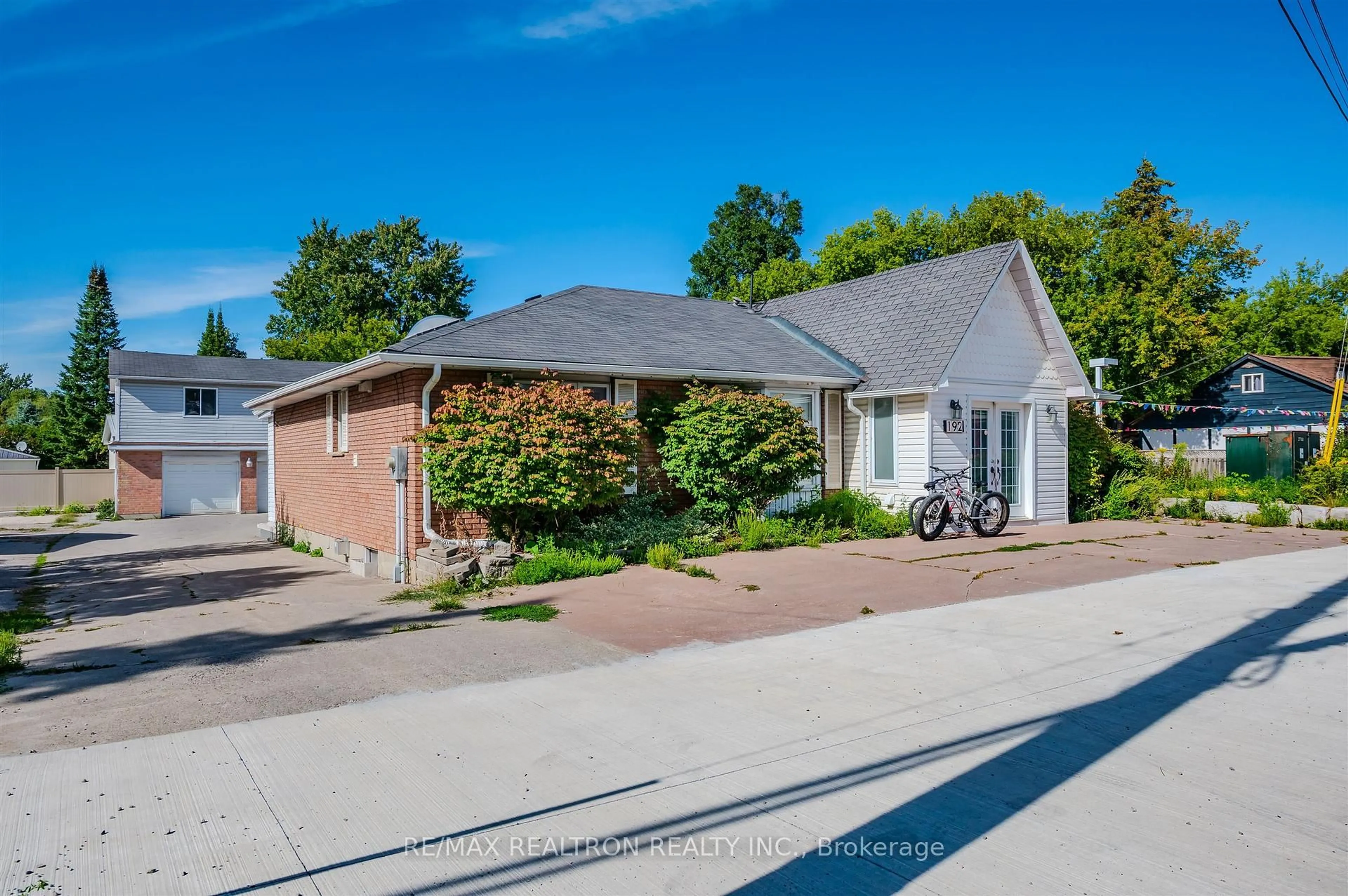 Home with brick exterior material, street for 192 King Rd, Richmond Hill Ontario L4E 2W1