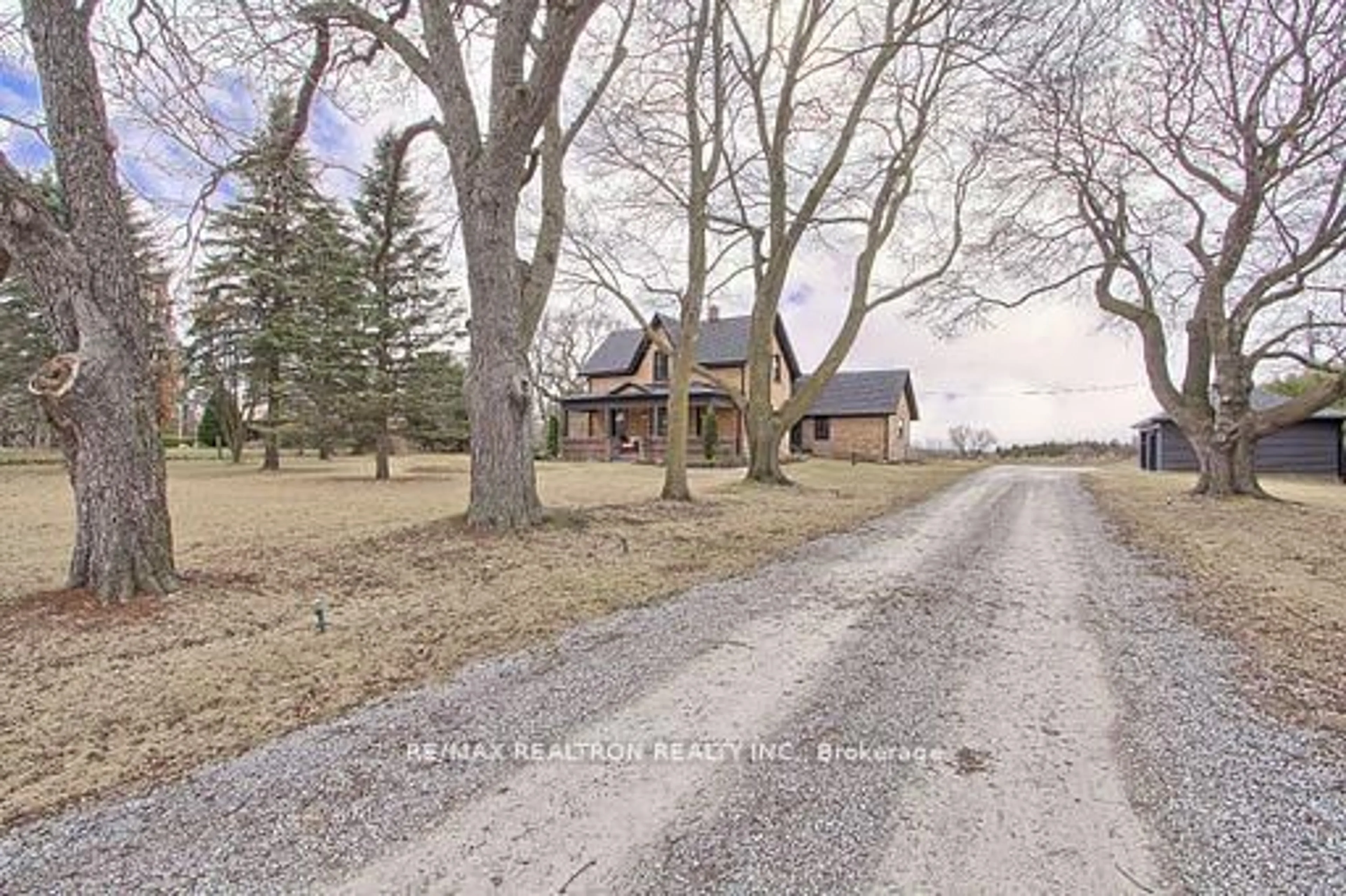 A pic from outside/outdoor area/front of a property/back of a property/a pic from drone, street for 19572 Centre St, East Gwillimbury Ontario L0G 1M0