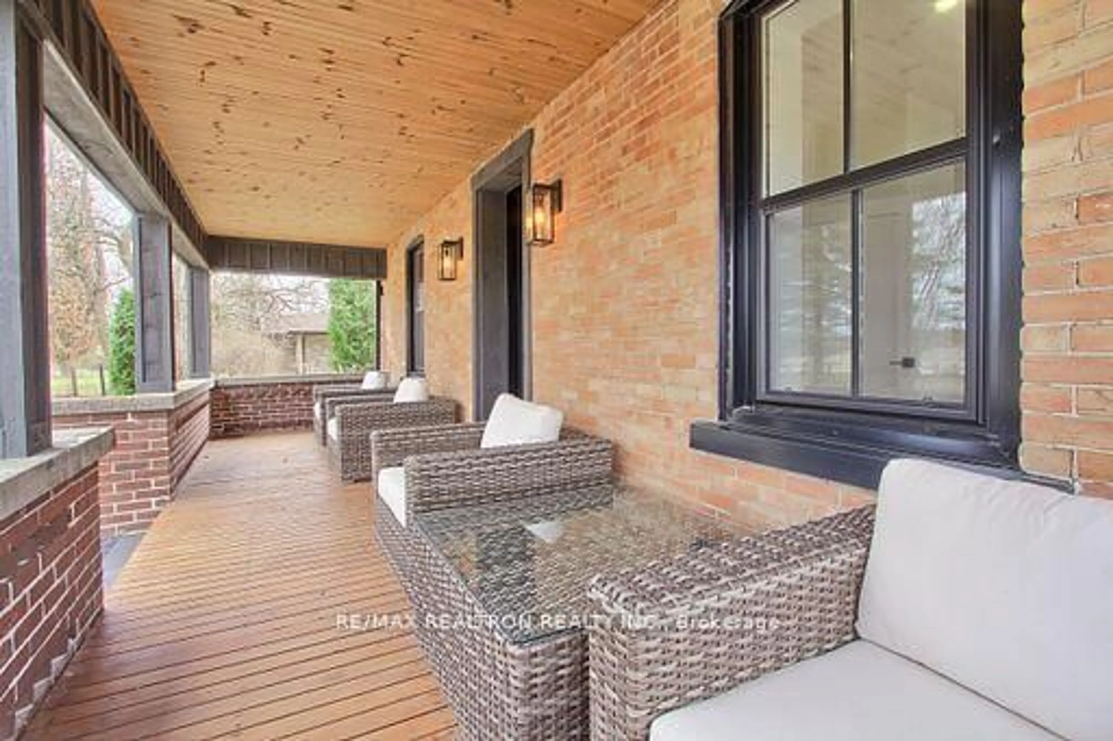 Patio, street for 19572 Centre St, East Gwillimbury Ontario L0G 1M0