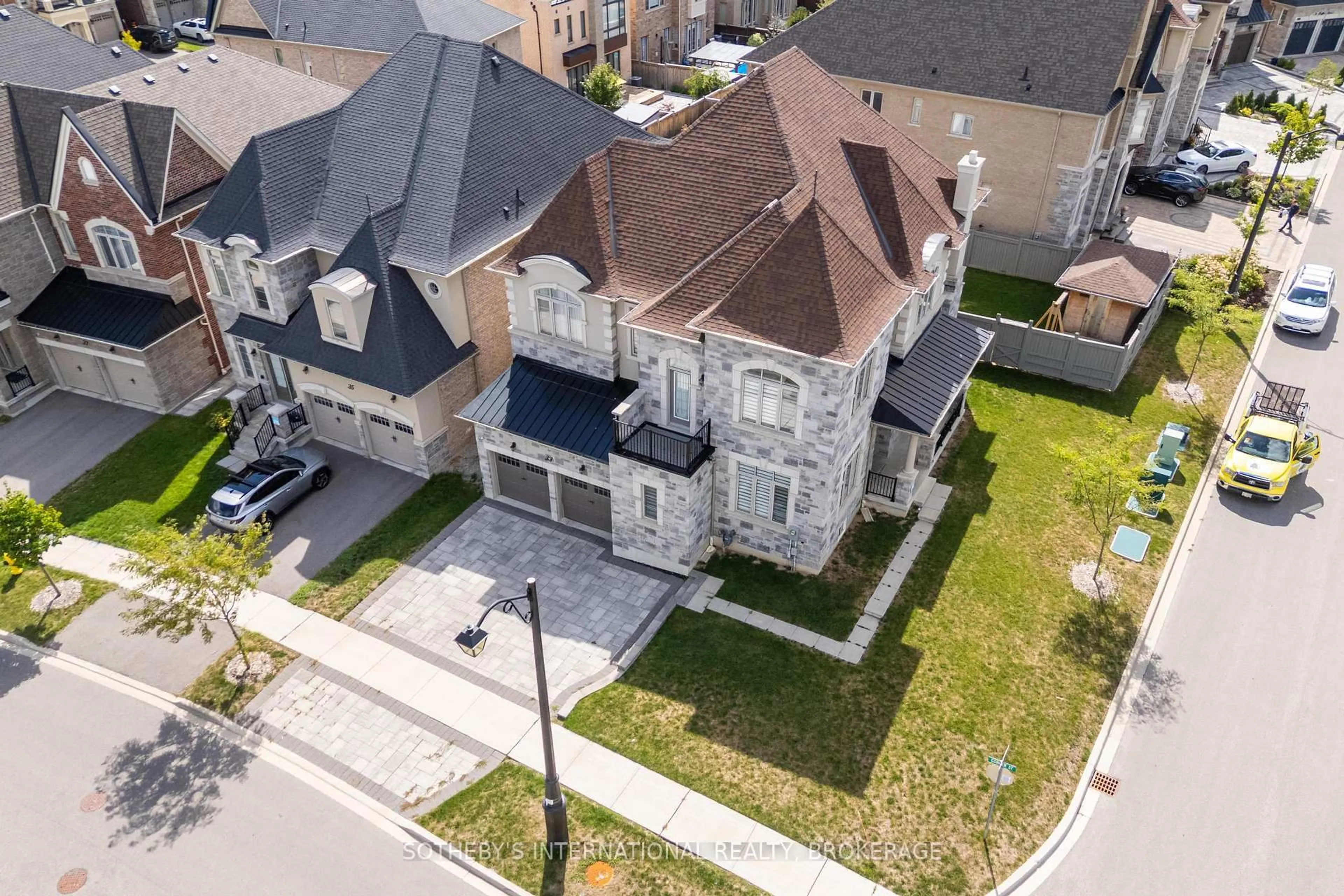 A pic from outside/outdoor area/front of a property/back of a property/a pic from drone, street for 33 Conger St, Vaughan Ontario L6A 4Y7