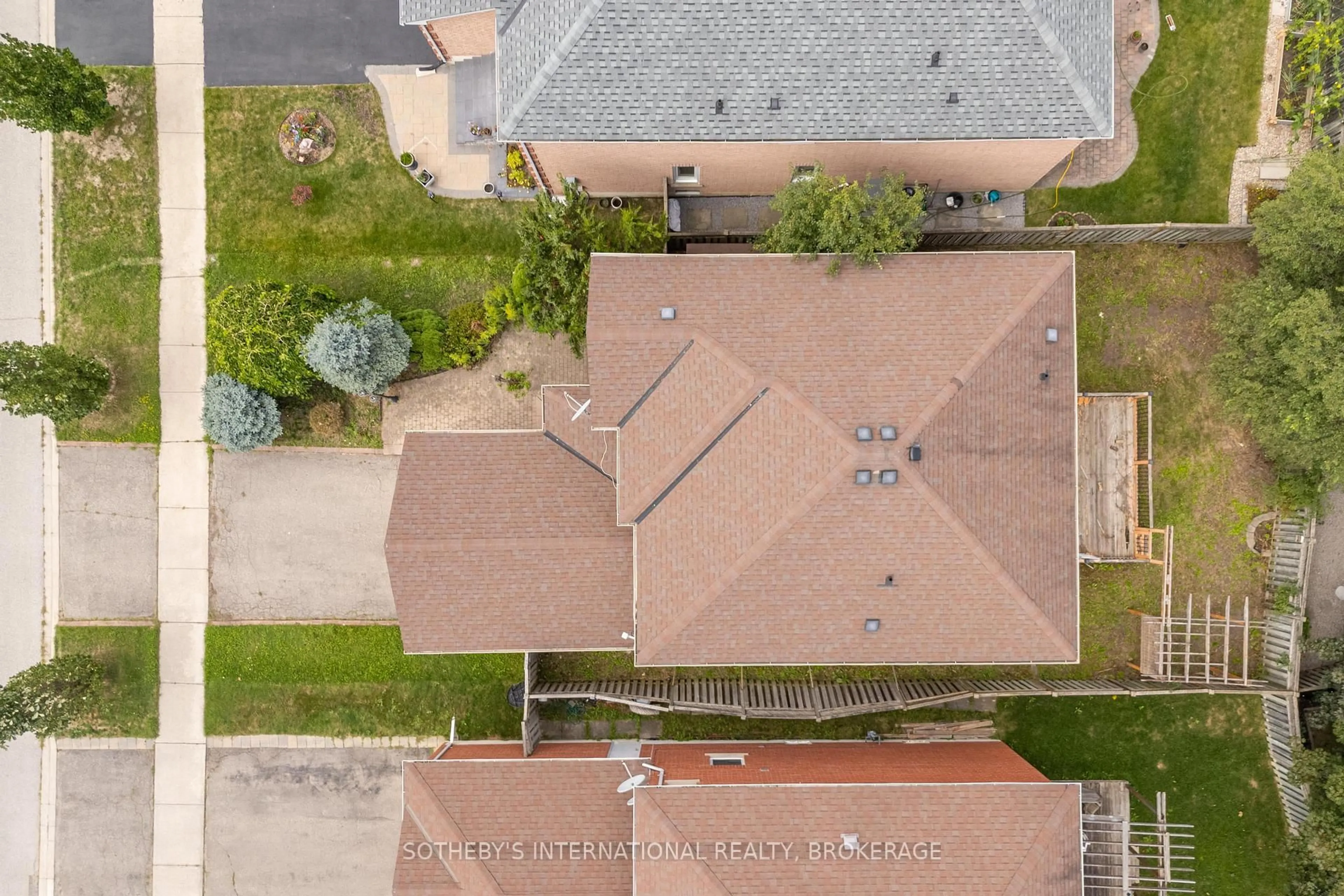 A pic from outside/outdoor area/front of a property/back of a property/a pic from drone, street for 26 Bilbermar Dr, Richmond Hill Ontario L4S 1B8