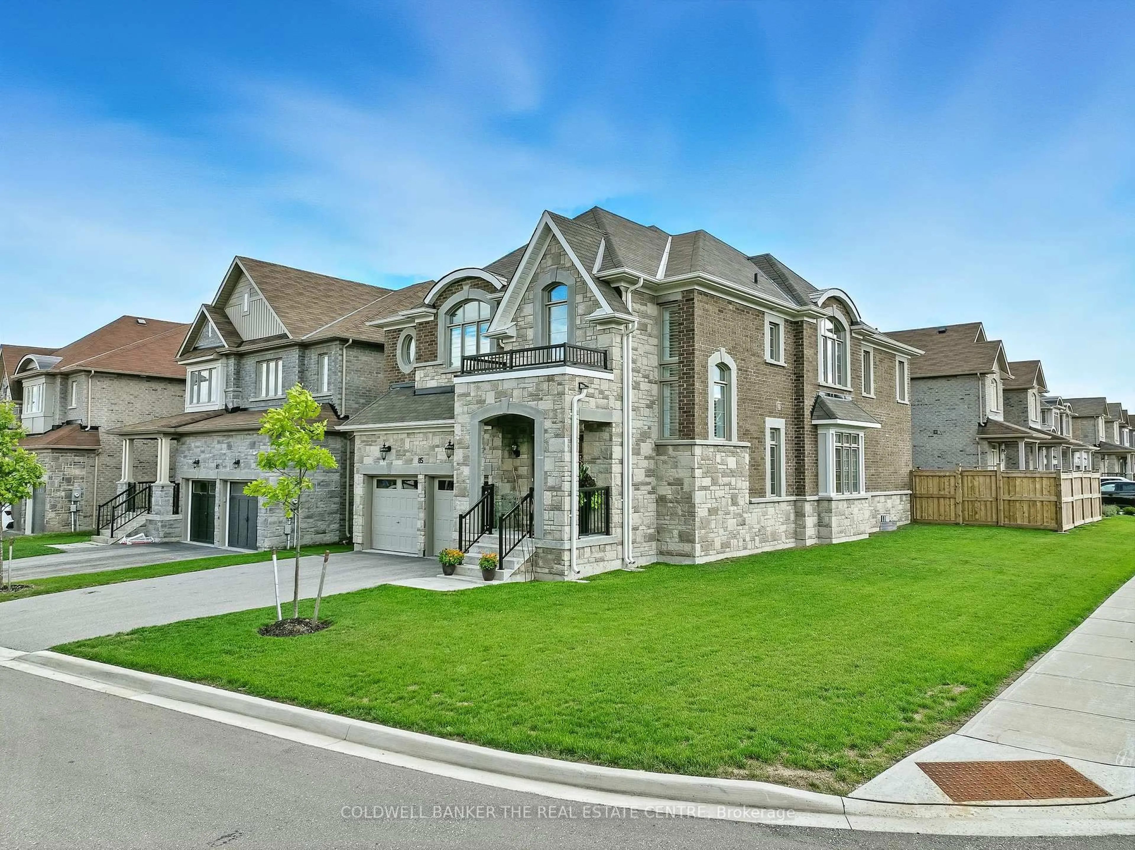 Home with brick exterior material, street for 85 Robb Thompson Rd, East Gwillimbury Ontario L0G 1M0