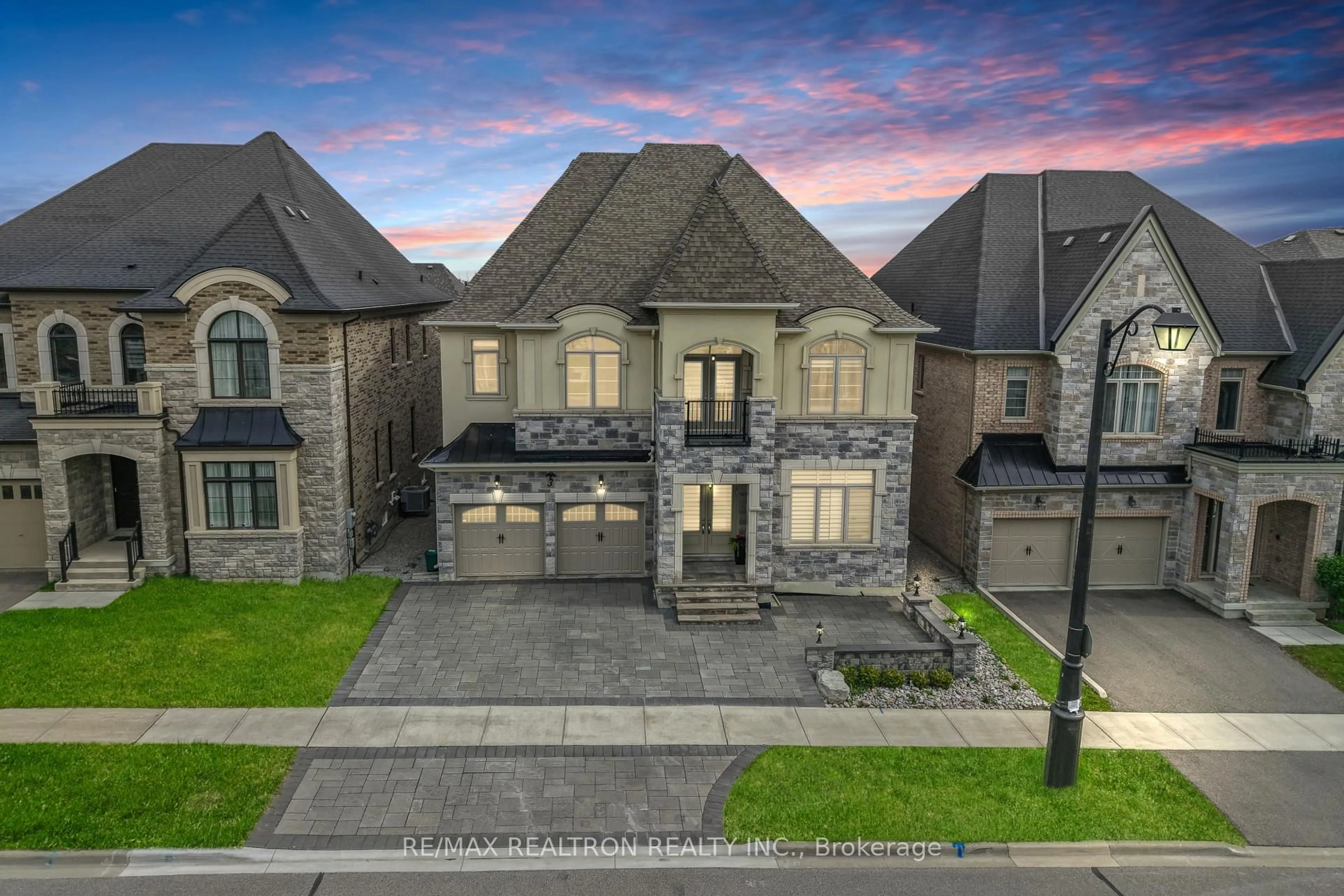 A pic from outside/outdoor area/front of a property/back of a property/a pic from drone, street for 3 Redelmeier Crt, Vaughan Ontario L6A 4Y8