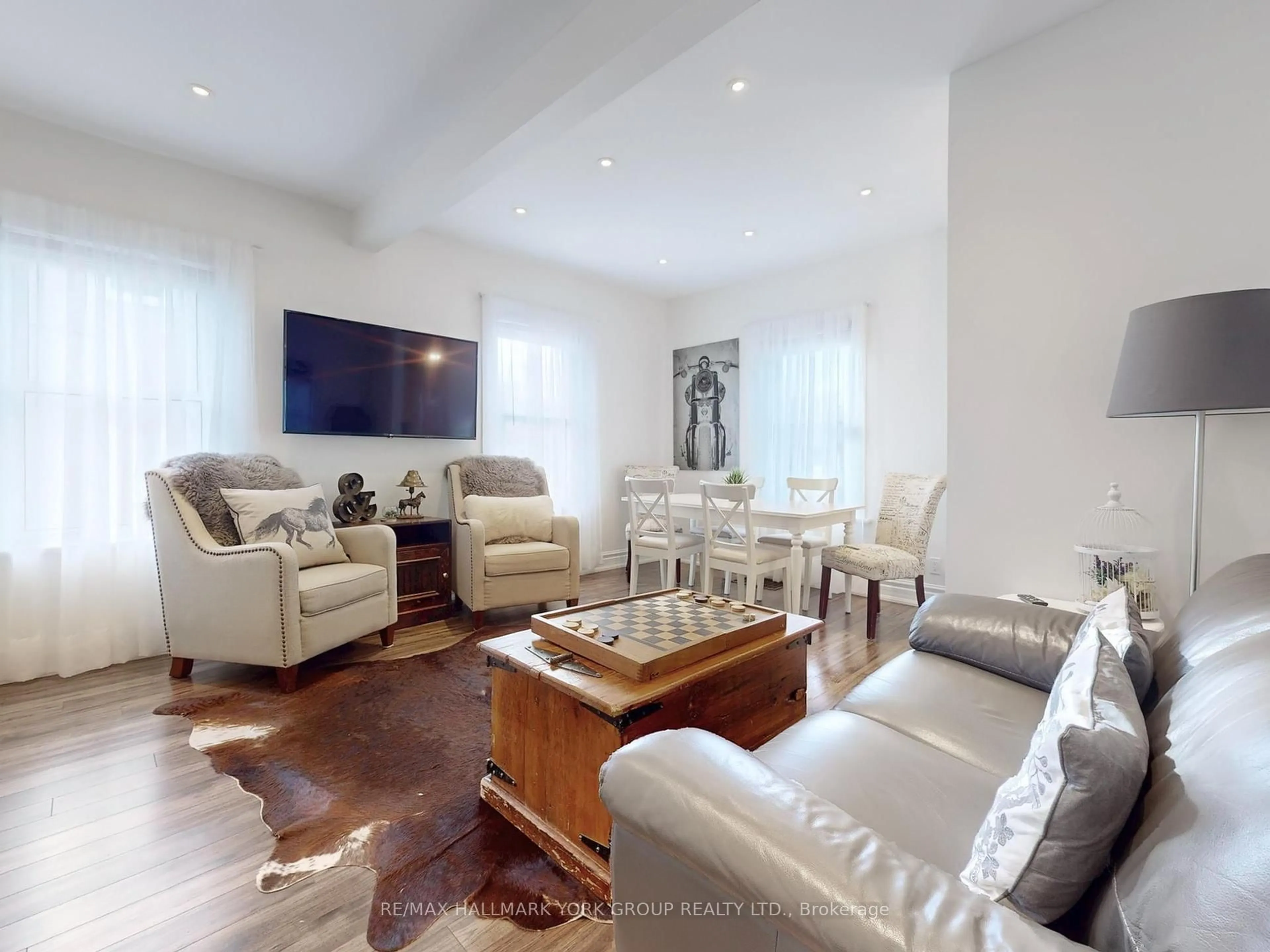 Living room with furniture, unknown for 21 Irwin Ave, Aurora Ontario L4G 3G1