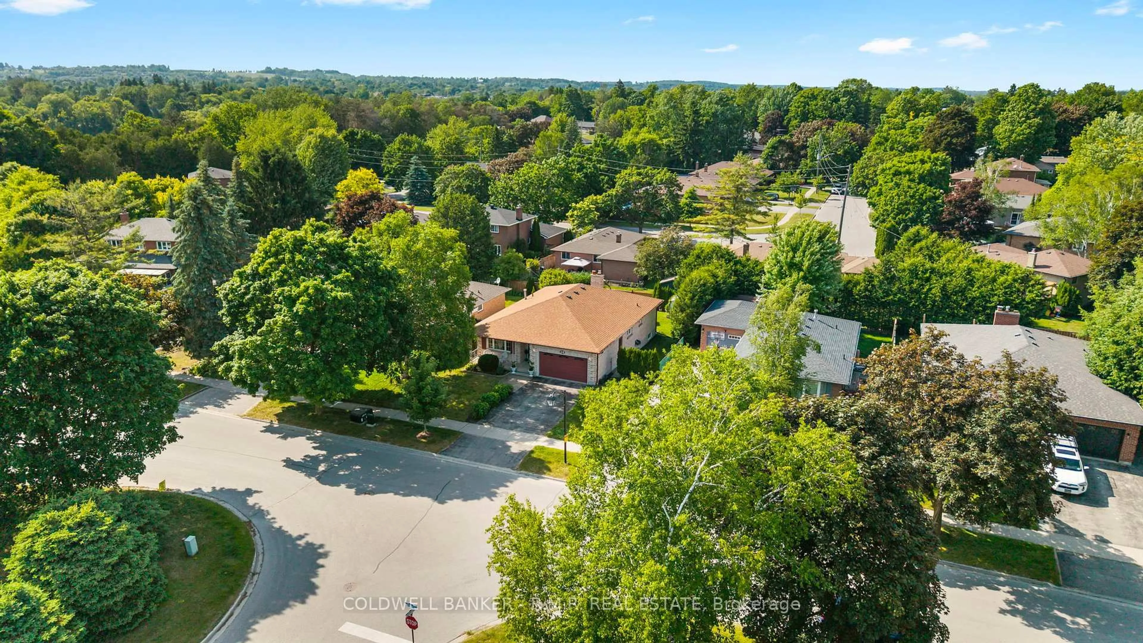 A pic from outside/outdoor area/front of a property/back of a property/a pic from drone, street for 39 Ewen Dr, Uxbridge Ontario L9P 1L5