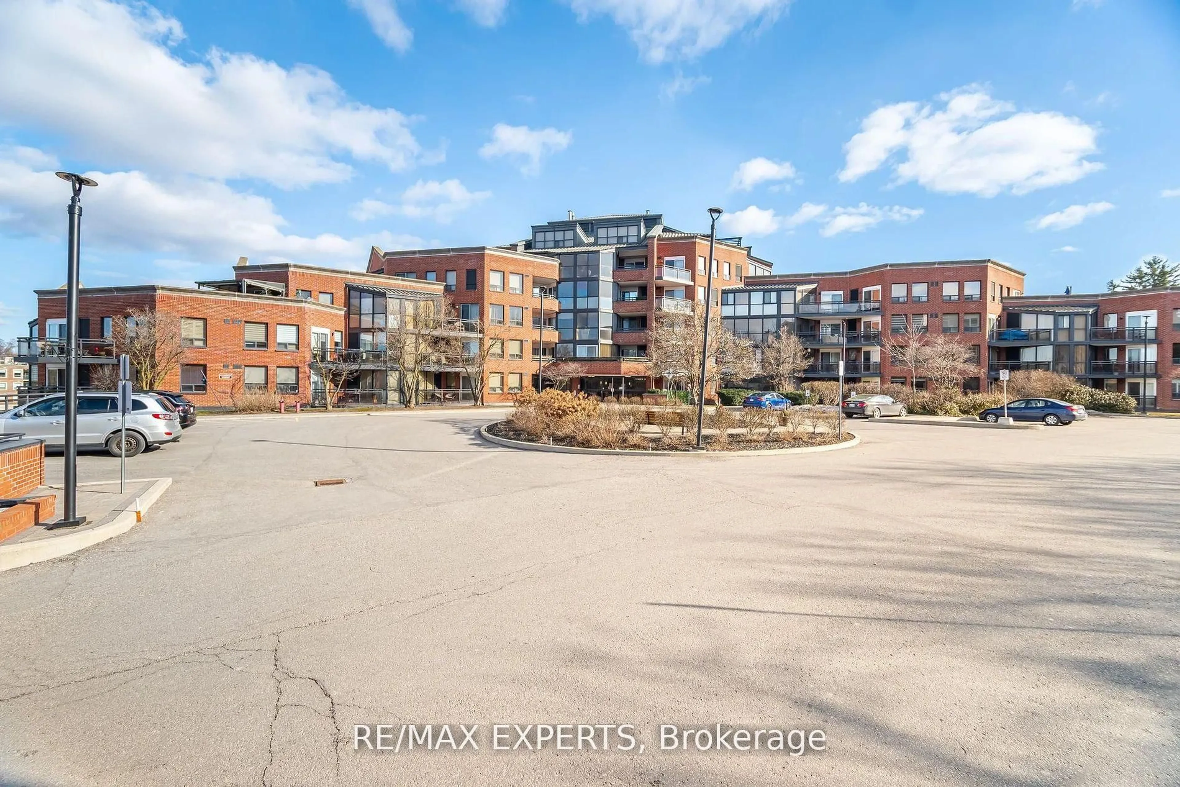 A pic from outside/outdoor area/front of a property/back of a property/a pic from drone, unknown for 100 Arbors Lane #305, Vaughan Ontario L4L 7G4