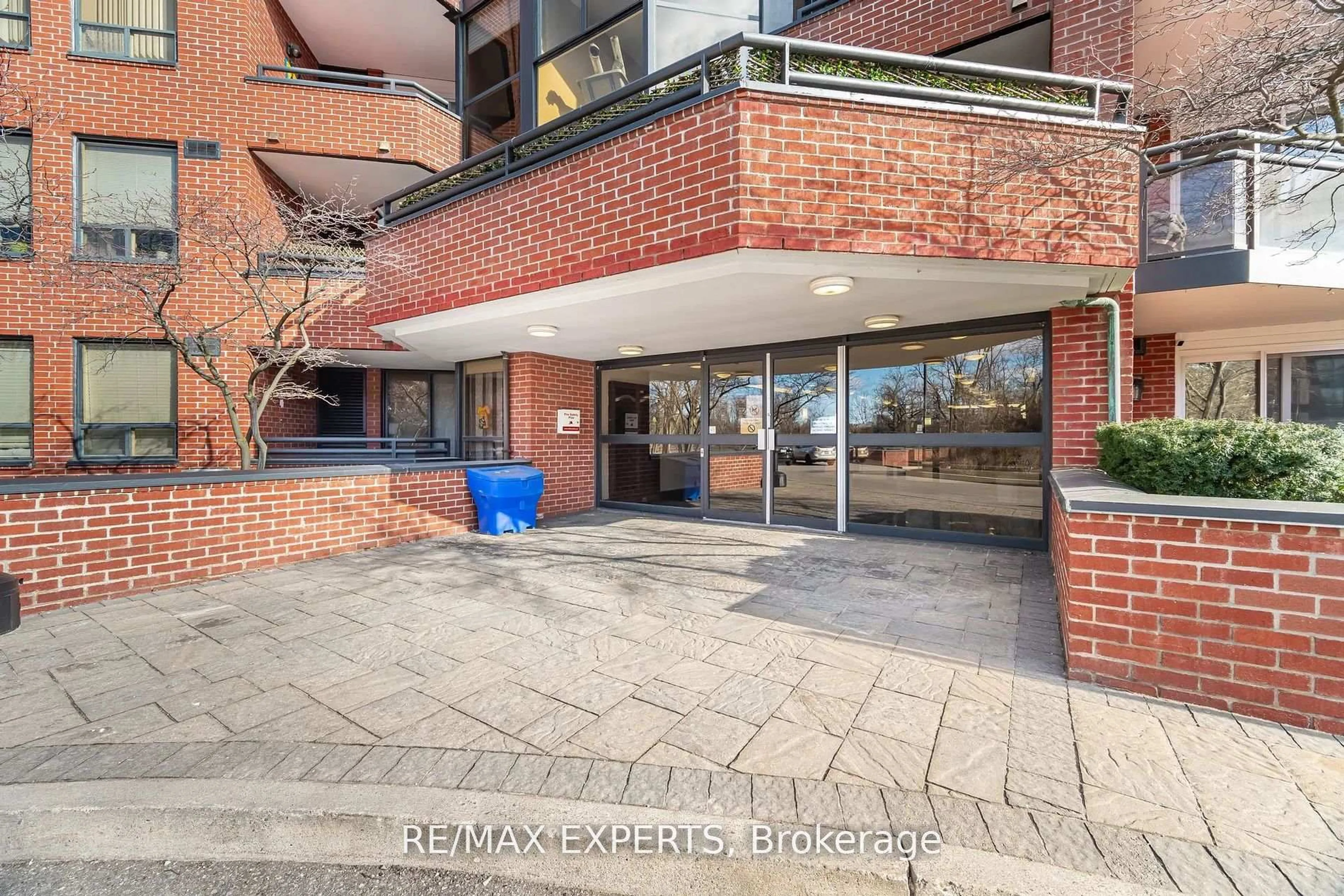 A pic from outside/outdoor area/front of a property/back of a property/a pic from drone, building for 100 Arbors Lane #305, Vaughan Ontario L4L 7G4